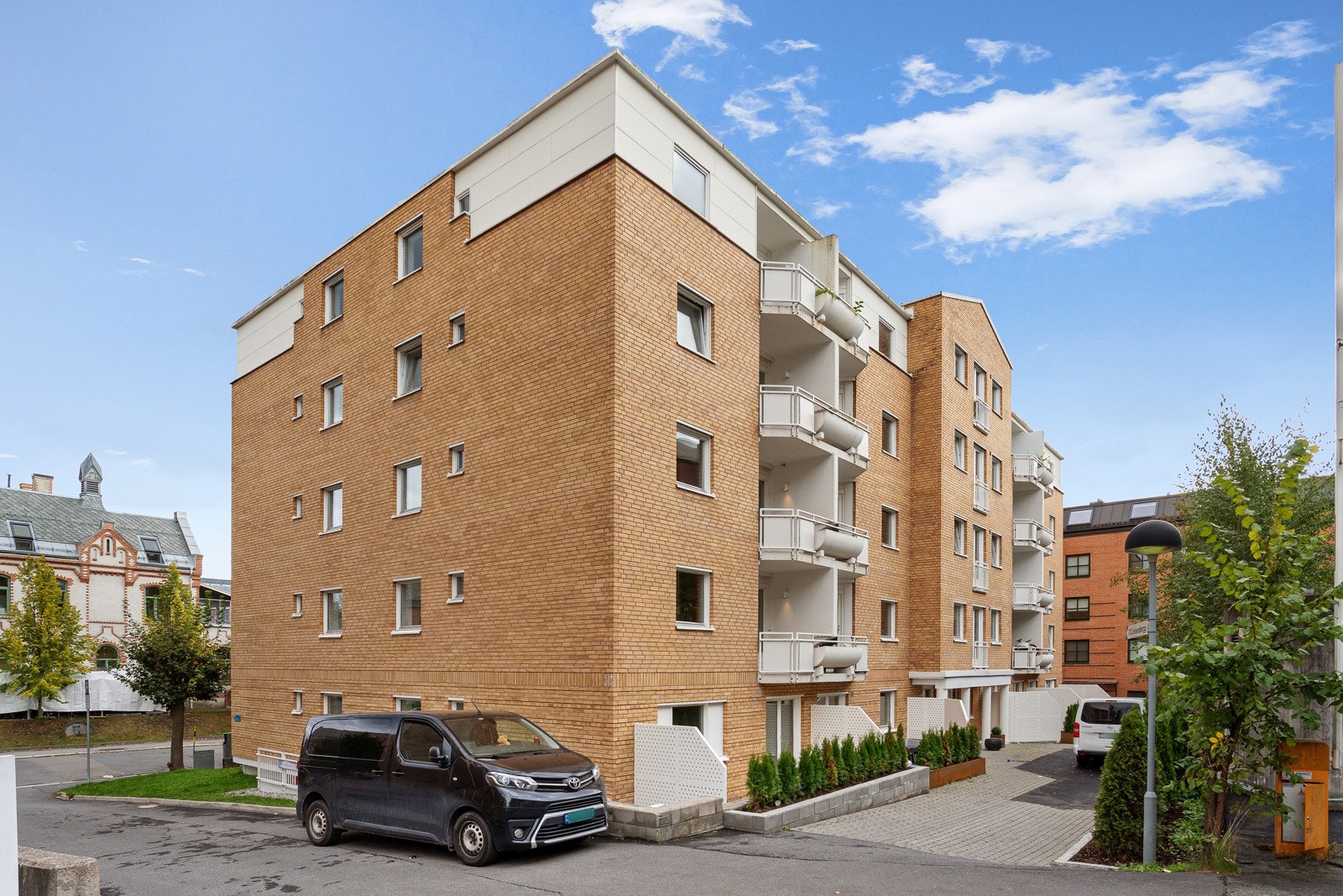 Solid fasade forblendet med teglsten. Galleribilde