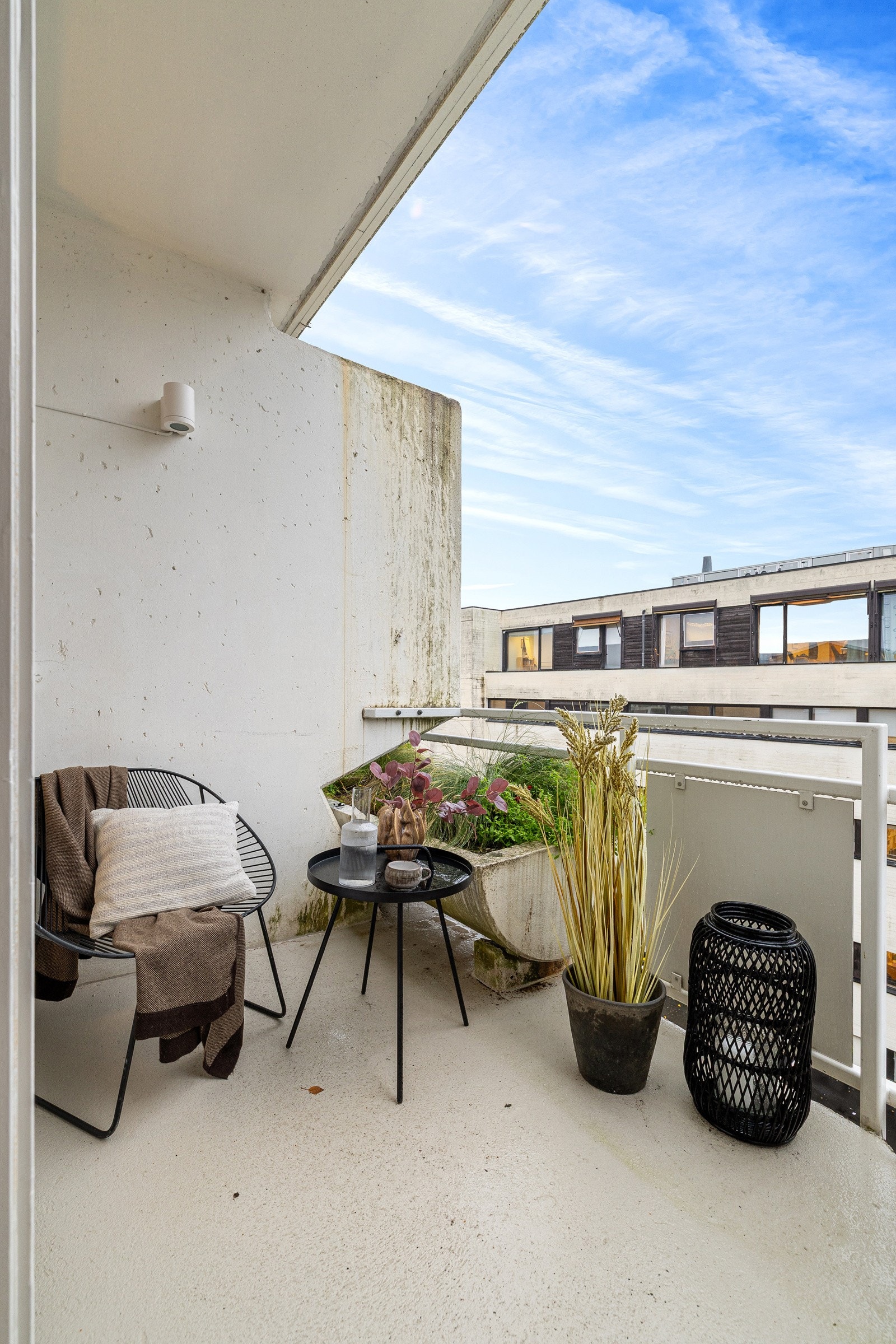 Høy og fri beliggenhet med lysinnslipp fra to himmelretninger og flotte solforhold. Galleribilde