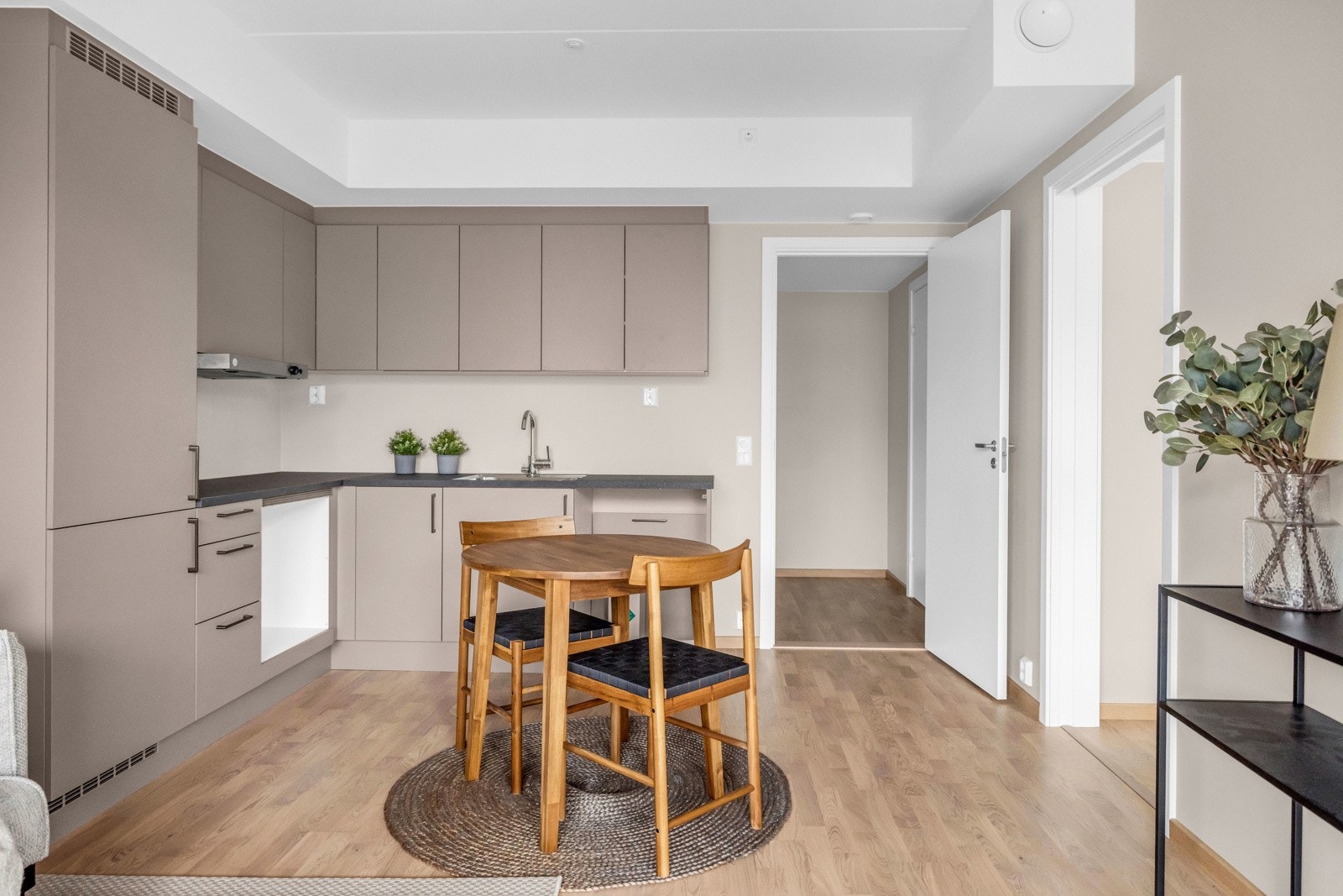 I en åpen løsning mot stuen finner du et stilrent, delikat HTH kjøkken. Galleribilde