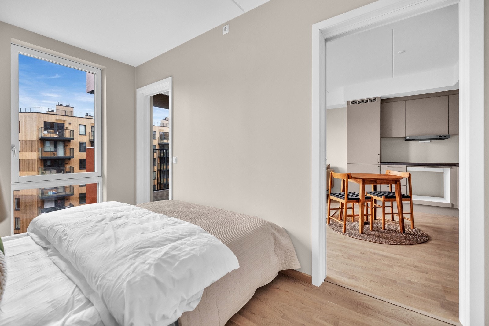 Boligen har et trivelig soverom der du har god plass til både dobbeltseng og garderobeløsning. Galleribilde