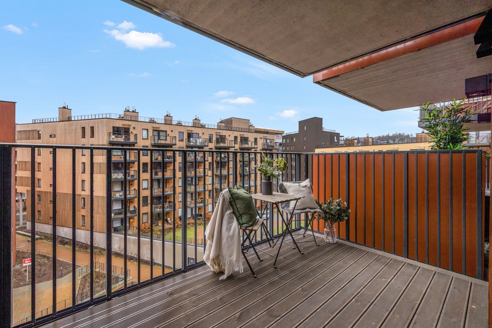 Balkongen har god plass til utemøbler og grill. Galleribilde