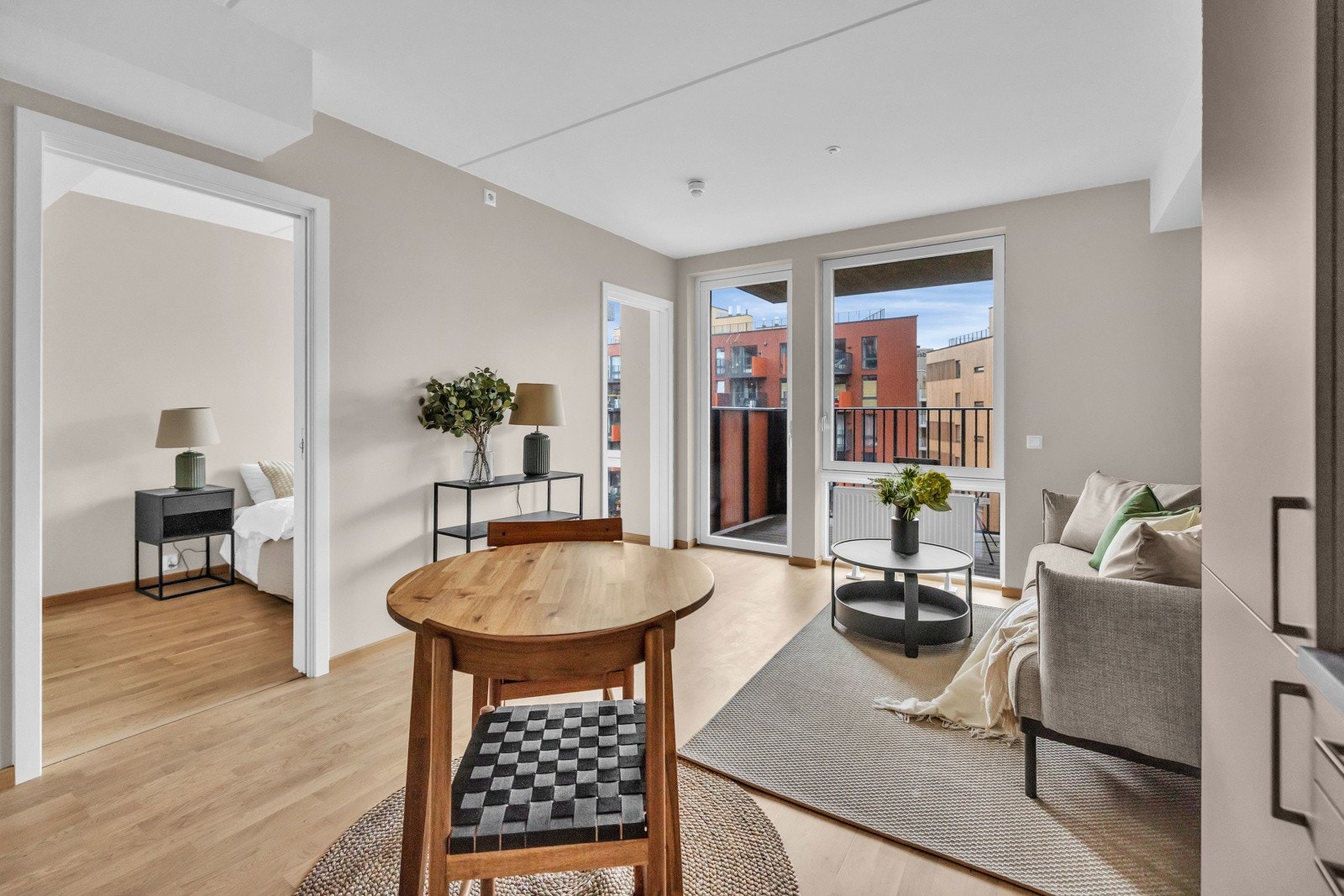 Vegger er slette og malt i lyse delikate fargetoner. Galleribilde