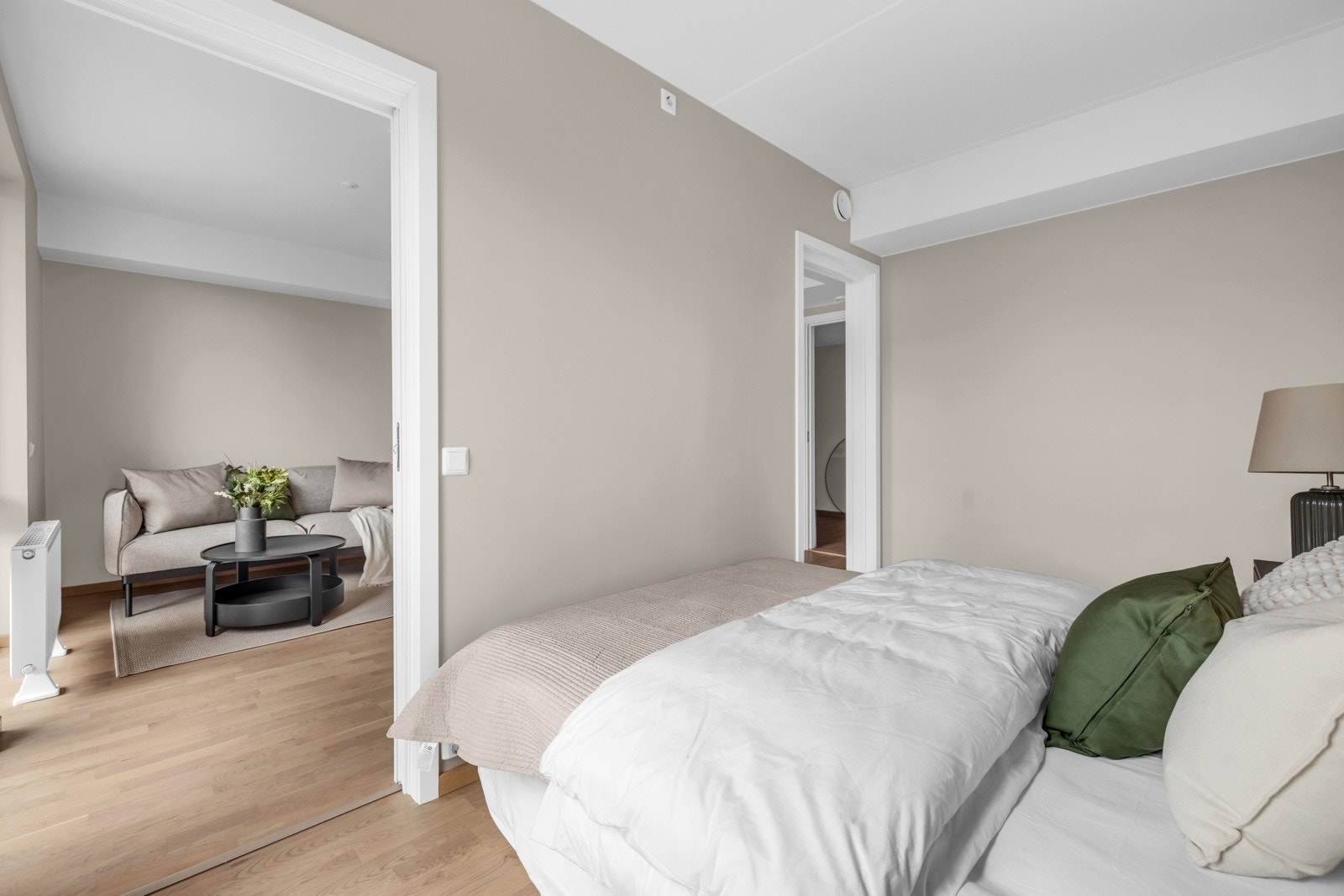 Soverommet har to skyvedører til stuen. Galleribilde