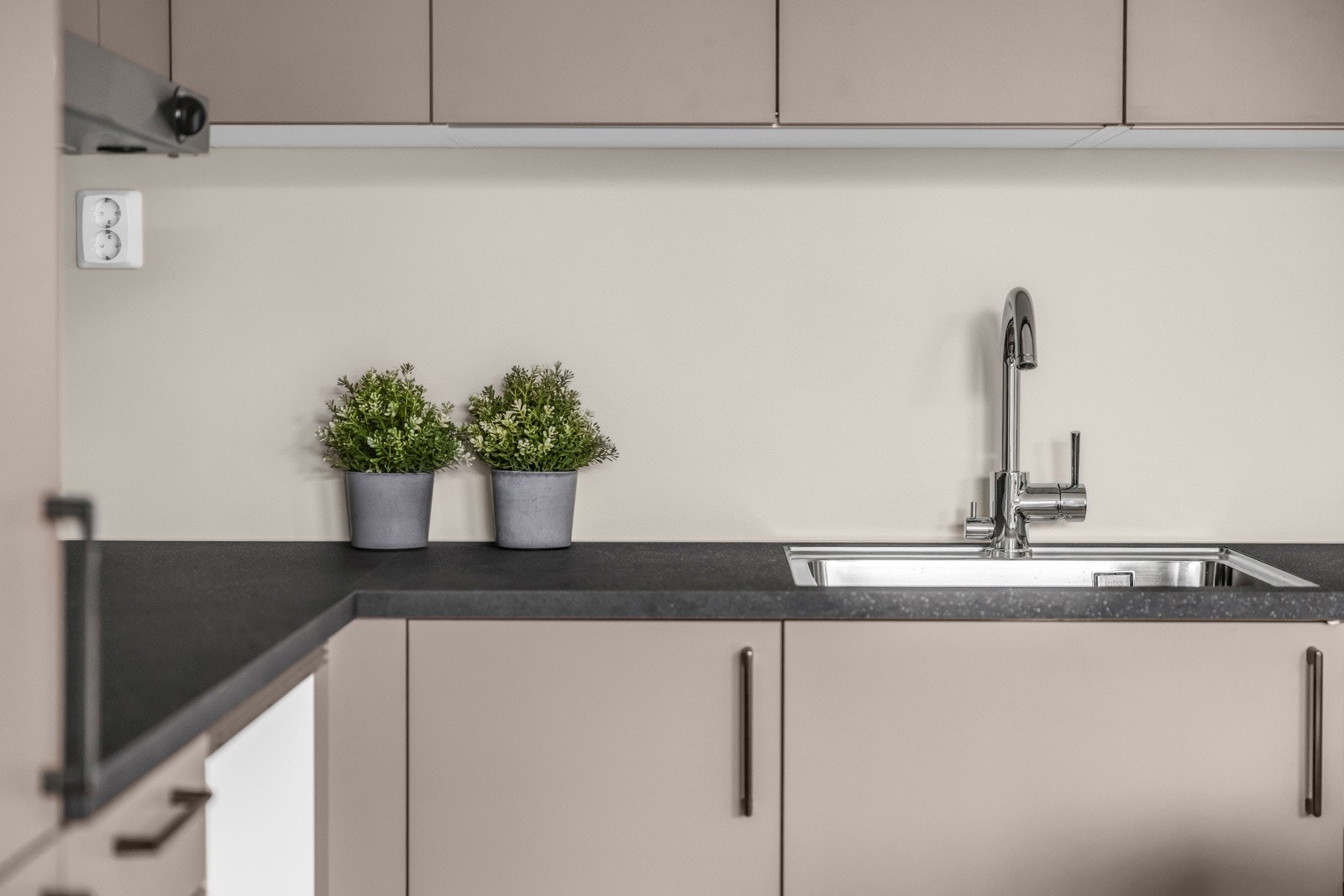 Innredningen er tidløs med glatte fronter og benkeplate i laminat. Galleribilde