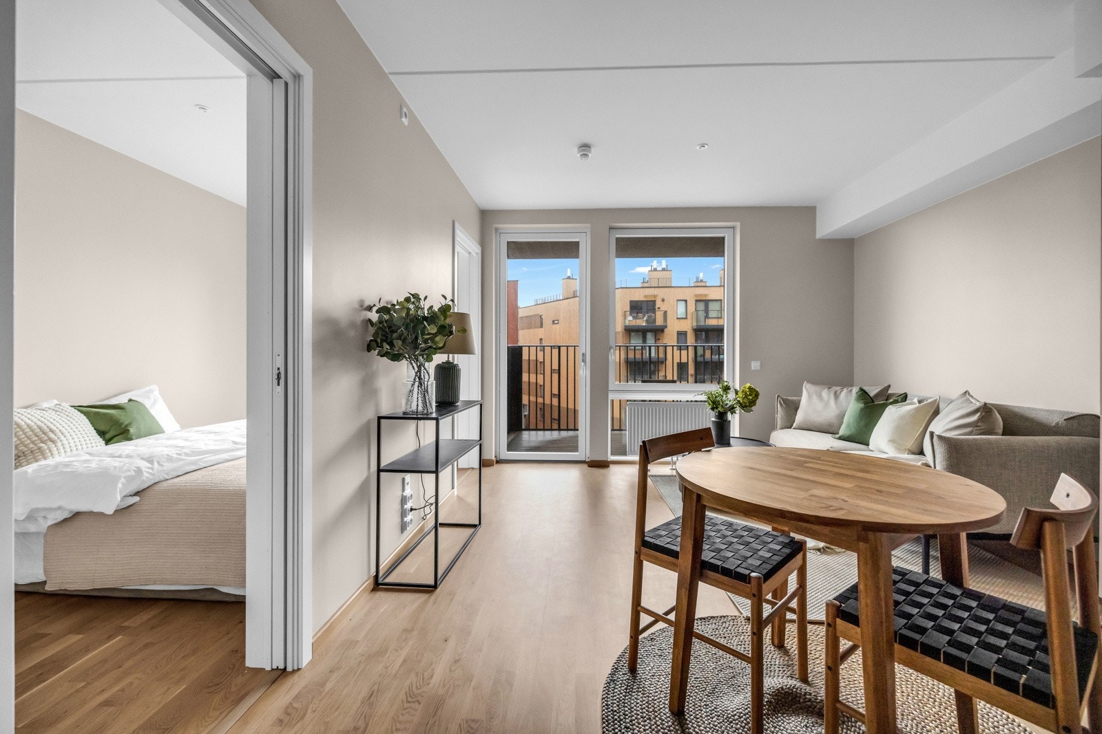 I stuen har du god plass til spisebord og sofagruppe. Galleribilde