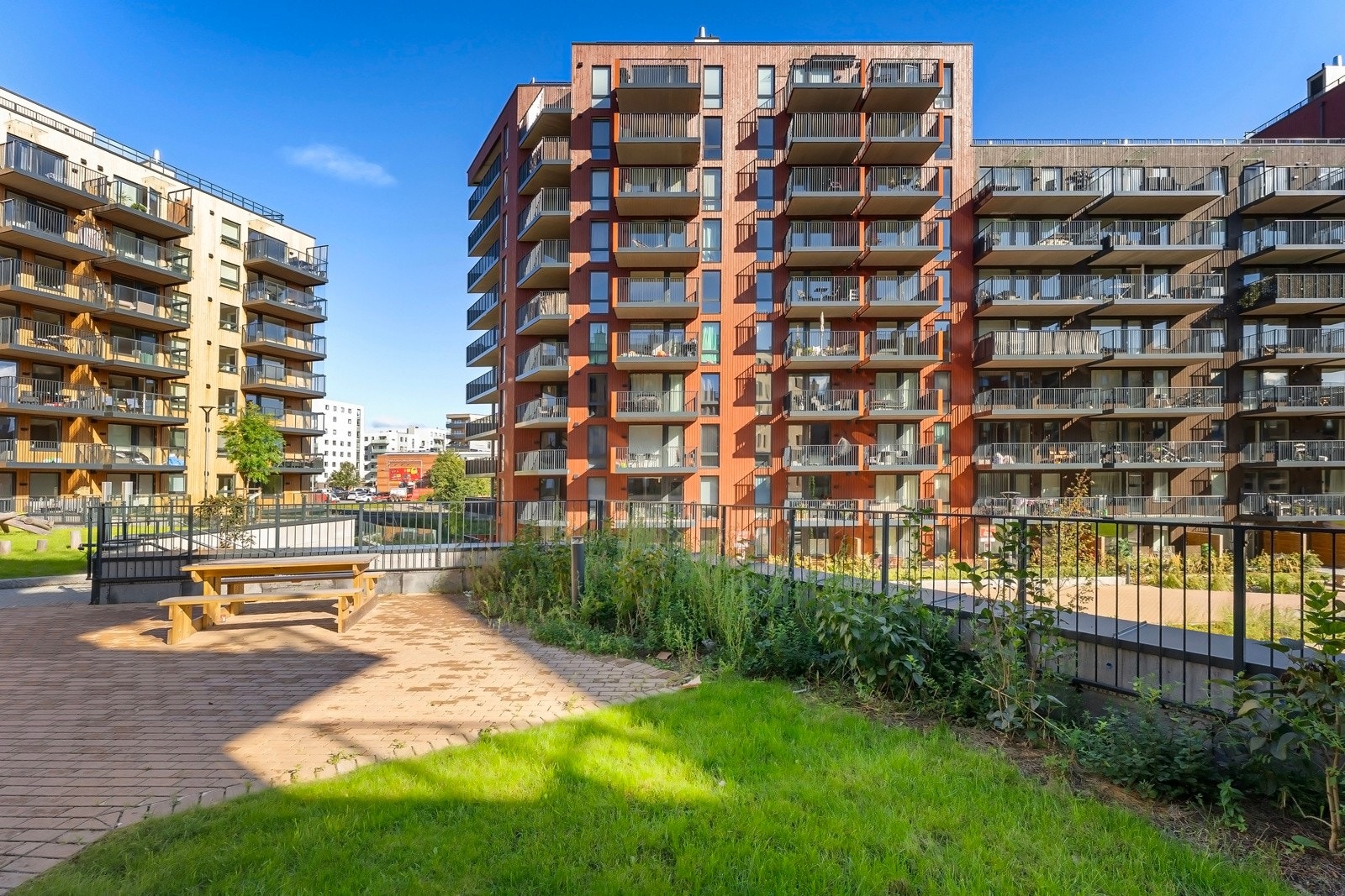 Det første som møter deg er borettslagets flotte fellesarealer og moderne fasade Galleribilde