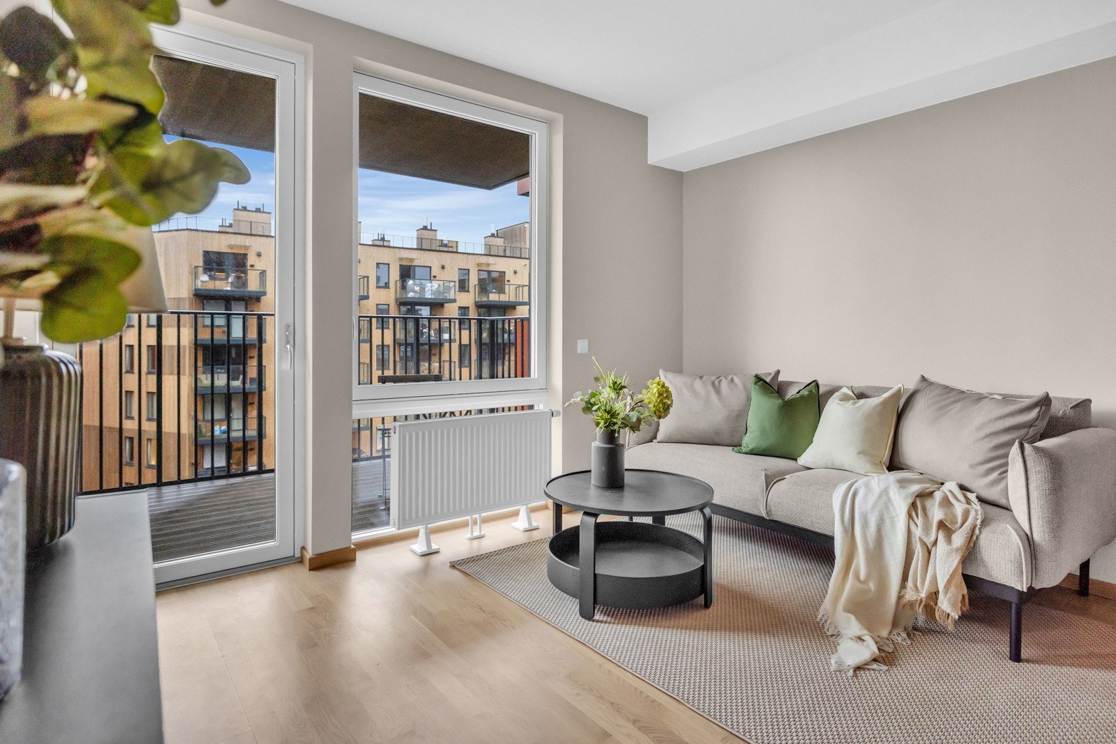 Stuen er et innbyende og lyst rom med lekker parkett på gulv. Galleribilde