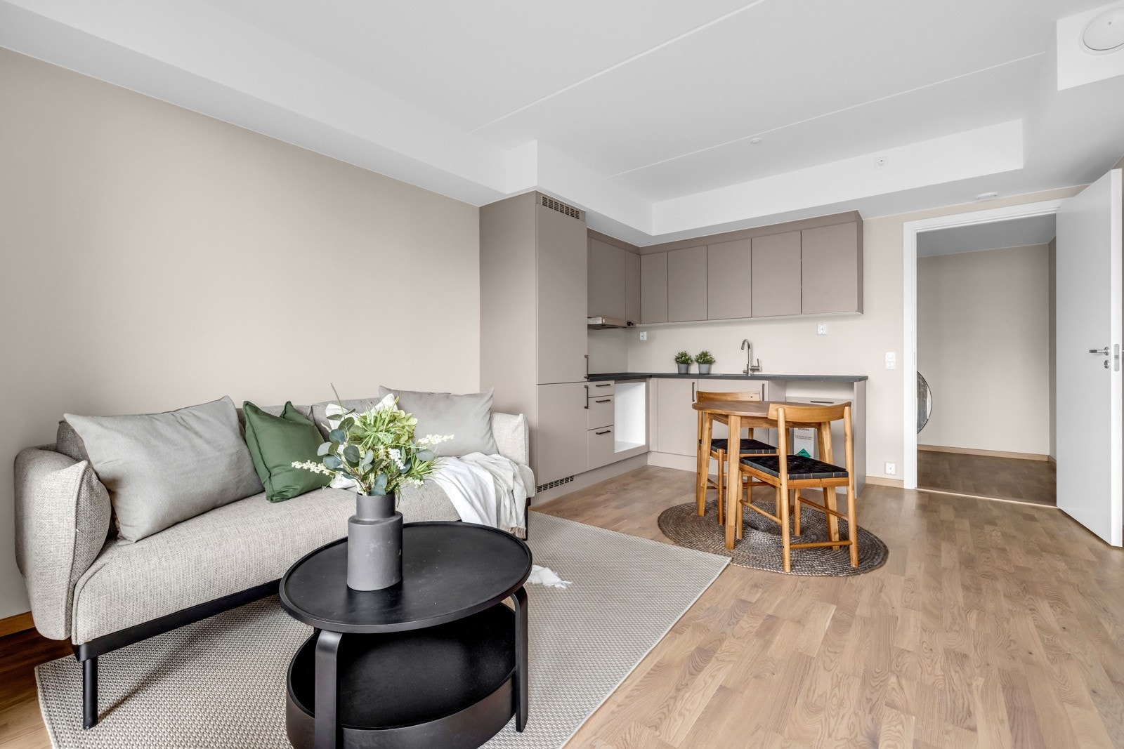 Man kan kjøpe hvitevarepakke for kr 35.000,- inkl. montering. Hvitevarepakken inneholder integrerte hvitevarer som induksjonsovn med platetopp, kjøl/frys og oppvaskmaskin. Galleribilde