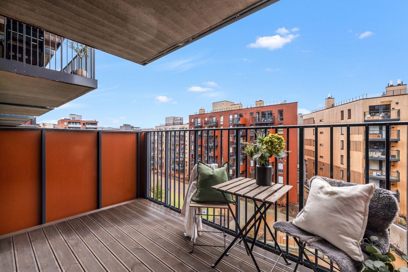 Balkongen blir en herlig forlengelse av stuen på varme sommerdager. Galleribilde