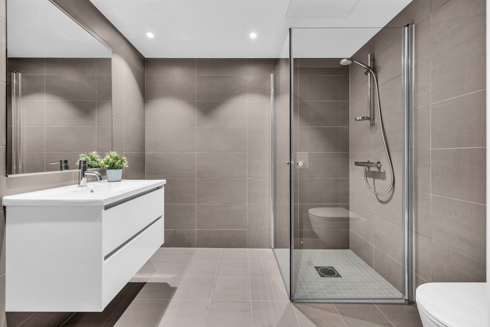 Boligen har et lekkert, flislagt bad fra byggeåret som er svært romslig. Galleribilde