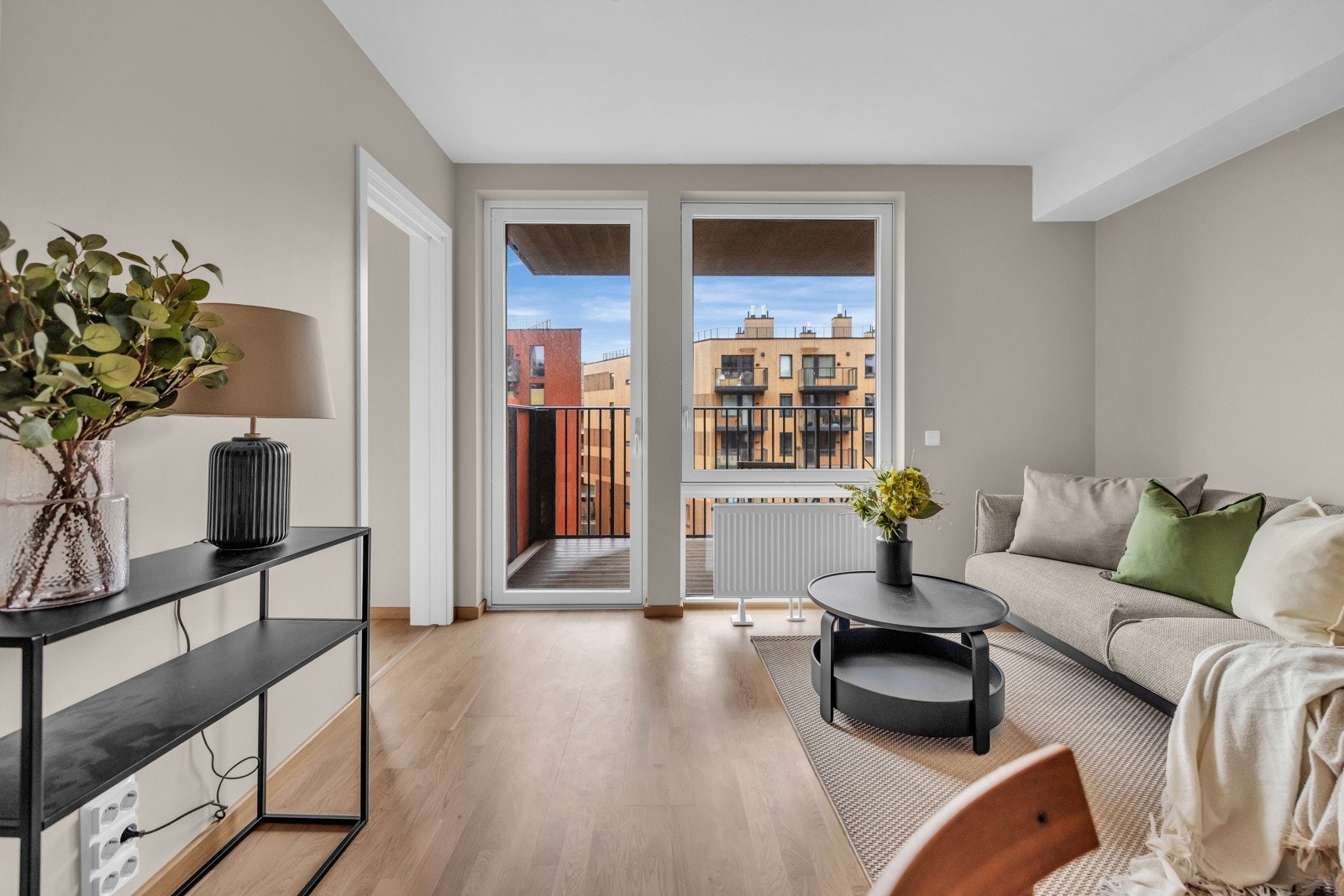 Fra stuen har man direkte utgang til en romslig balkong. Galleribilde