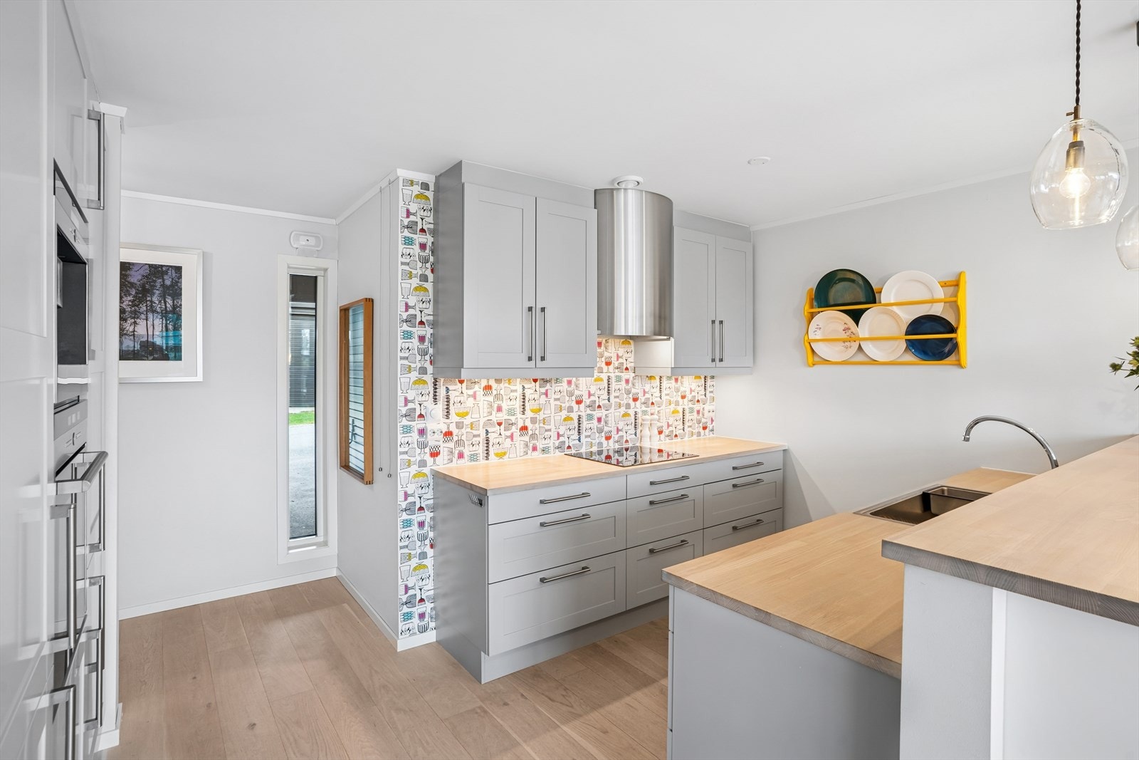 Kjøkkenet er åpent mot spisestuen og utgang til hage og terrasse. Galleribilde