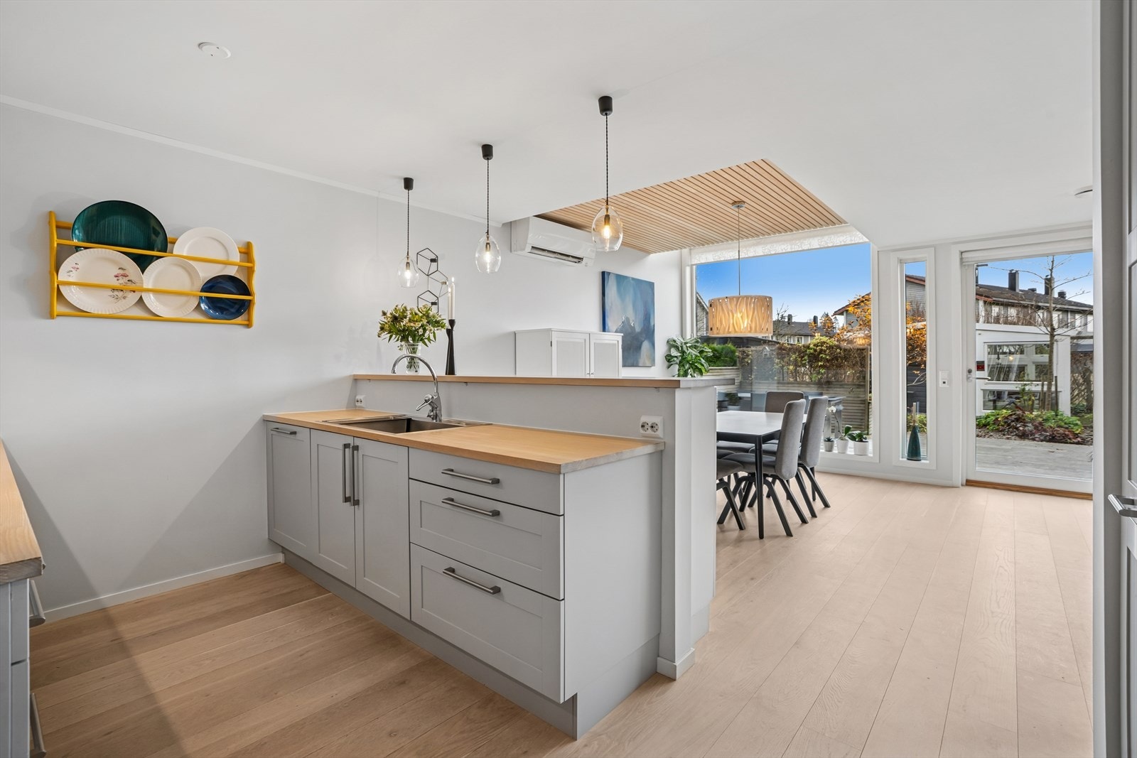 Stilrent kjøkken med heltre benkeplate, profilerte fronter og integrerte hvitevarer. Galleribilde