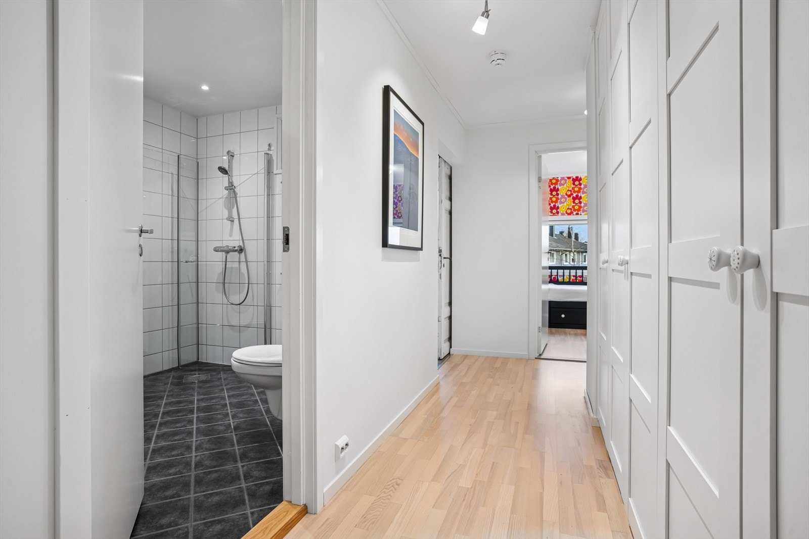 Gang med garderobeskap. Galleribilde