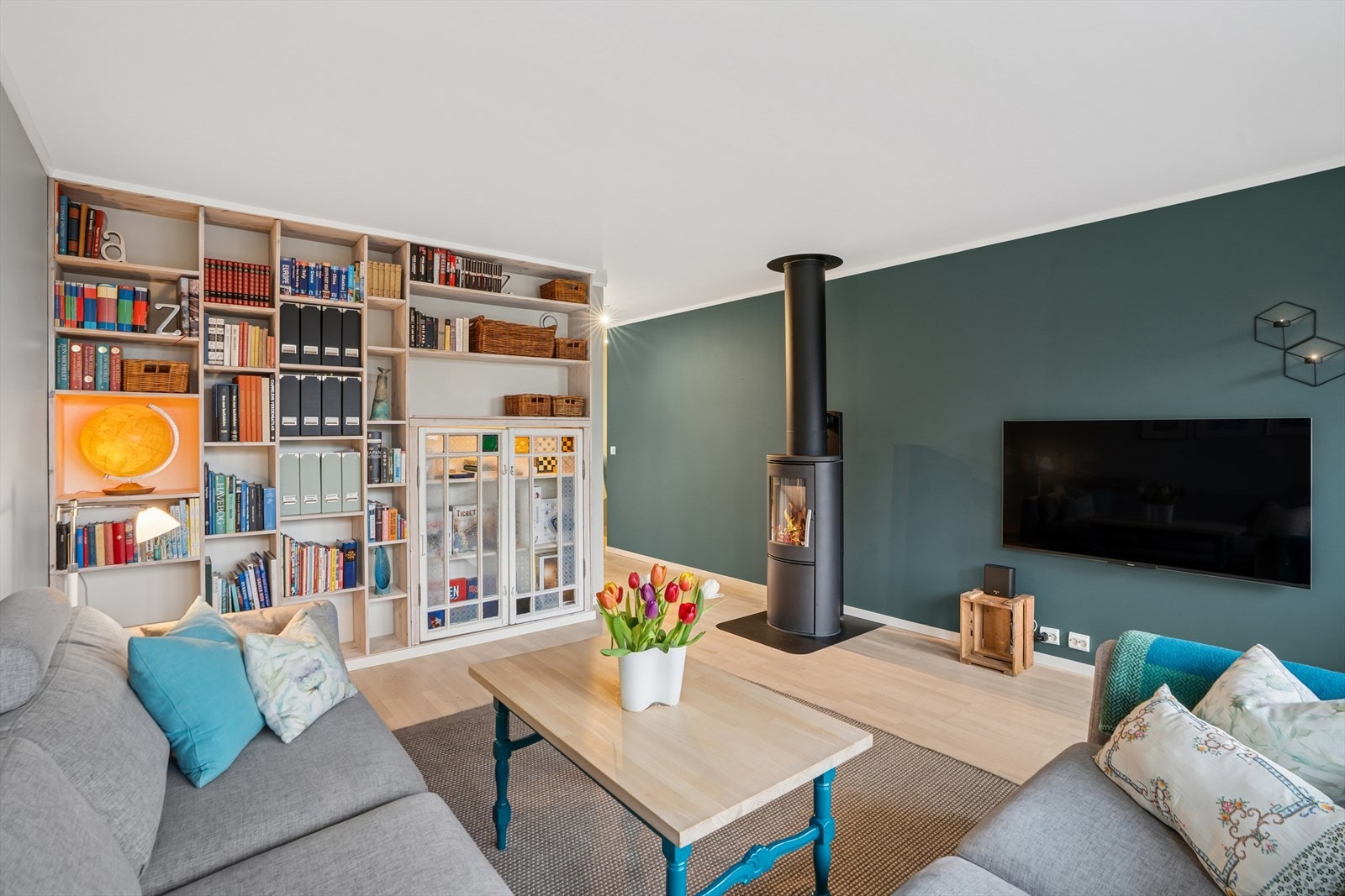 I stuen er det en moderne peisovn som gir god varme på kjølige dager. Galleribilde