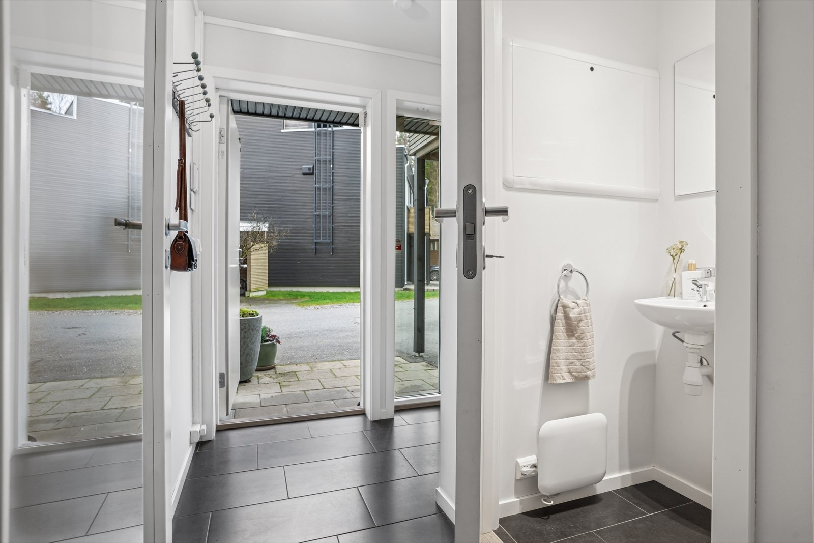 Entréen er av fin størrelse med plass til å henge fra seg yttertøy og sko. Galleribilde