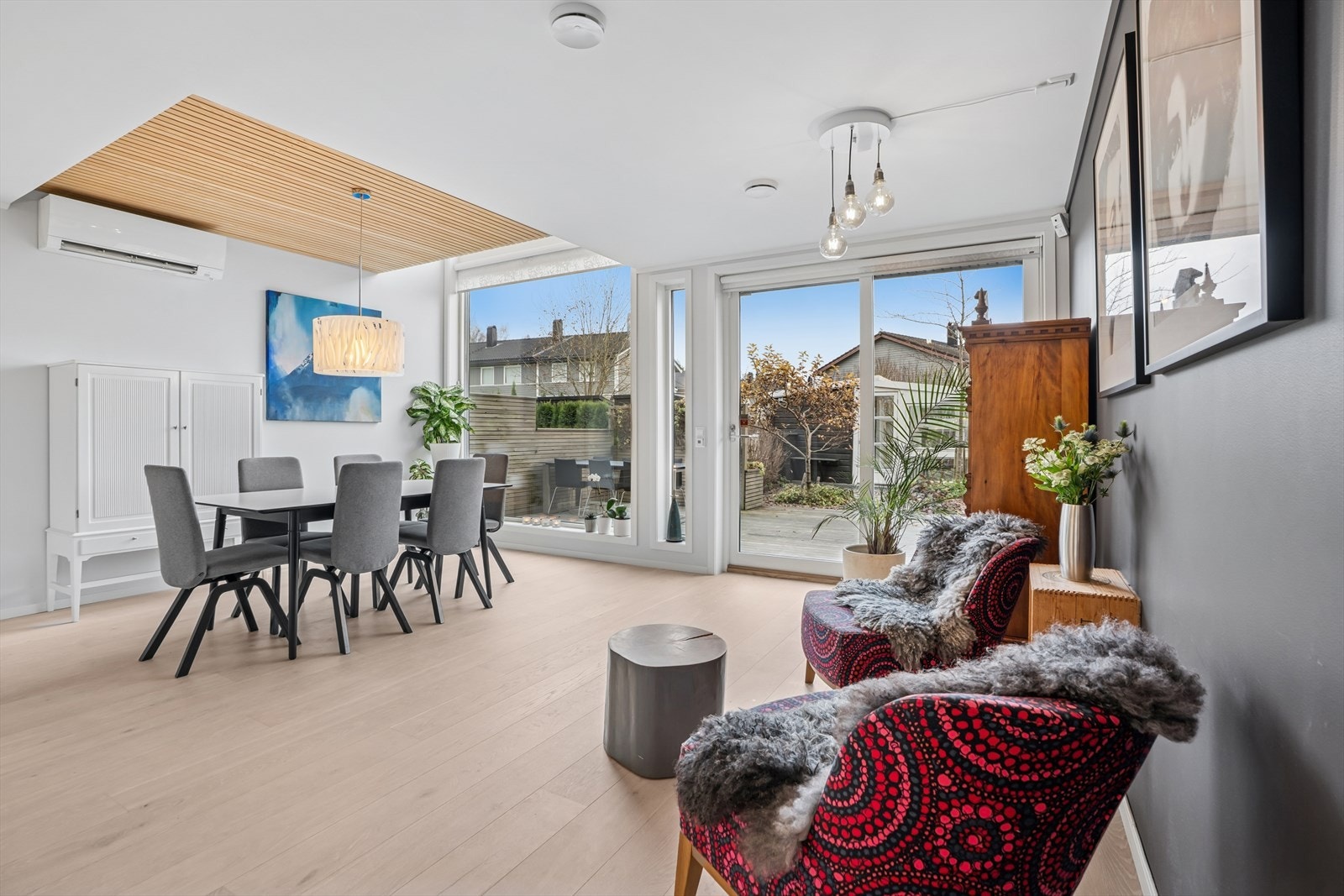 Rommet har plass til både sofagruppe, spisebord og øvrig møblement. Galleribilde