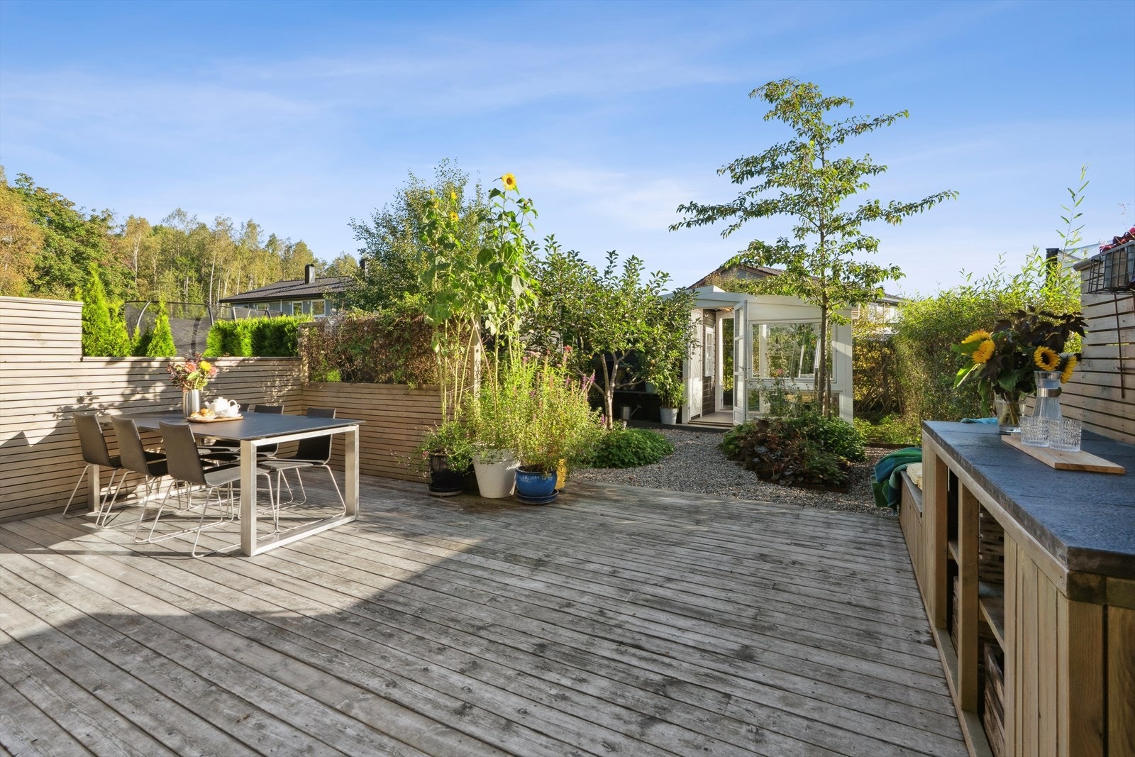 Tomtegrensen går omtrent på enden av terrassebordene. Men det er bruksrett på tomten frem til gjerde mot rekkehusfeltet på Myrsletta. Galleribilde