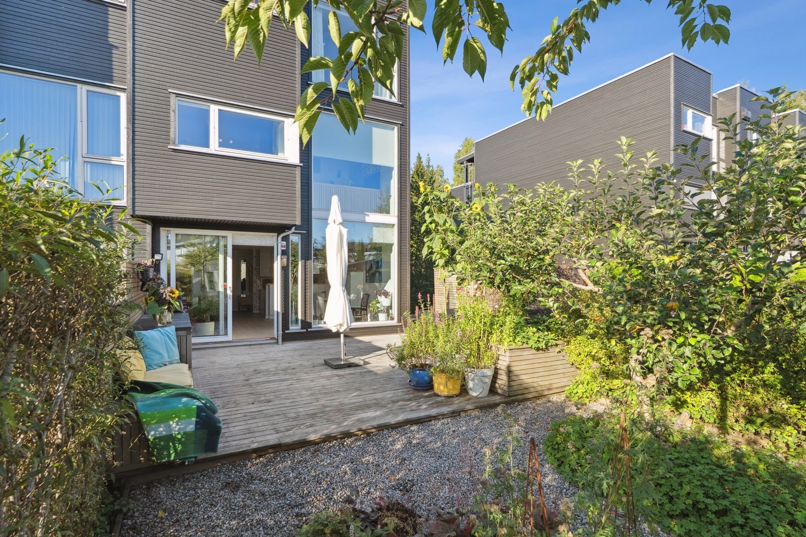 Markterrasse og frodige uteområder. Hagen har morgen og formiddagsol fram til klokken 13:00 og ettermiddagsol fra ca 17:00. Galleribilde