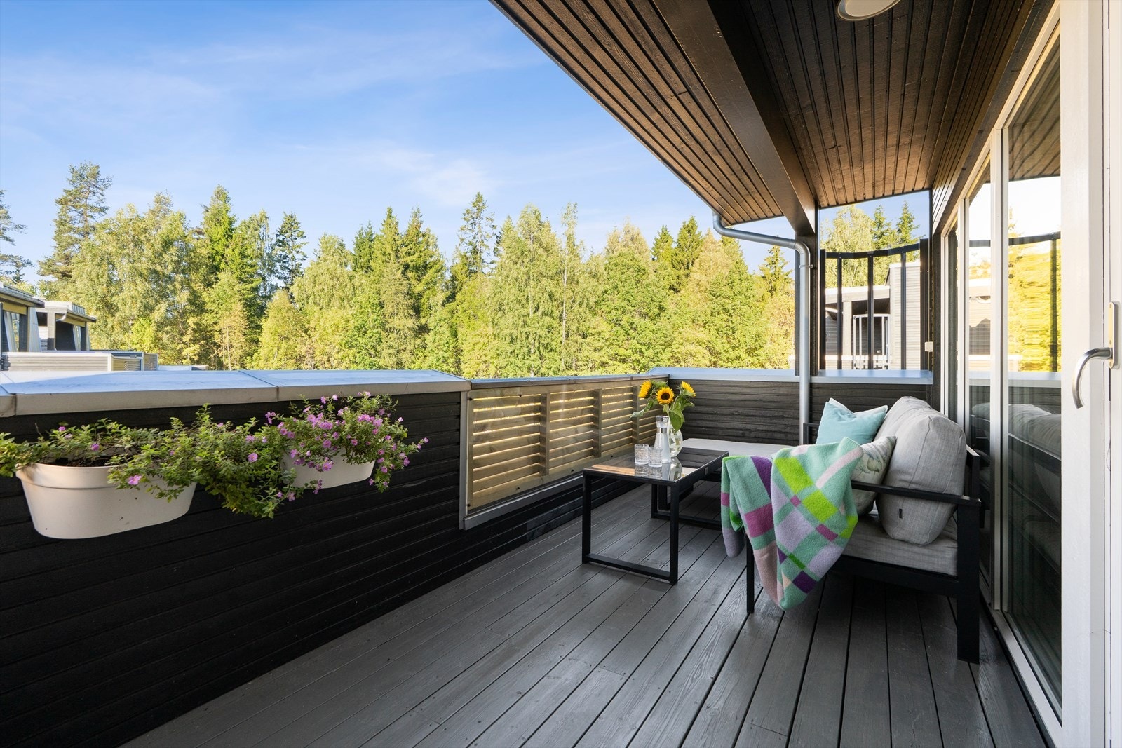 Det er god plass til sittegruppe eller sofahjørne hvor fine sommerdager / kvelder kan nytes. Galleribilde