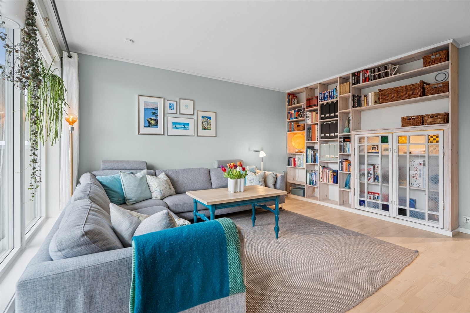 Det er god plass til en romslig sofagruppe og TV. Galleribilde