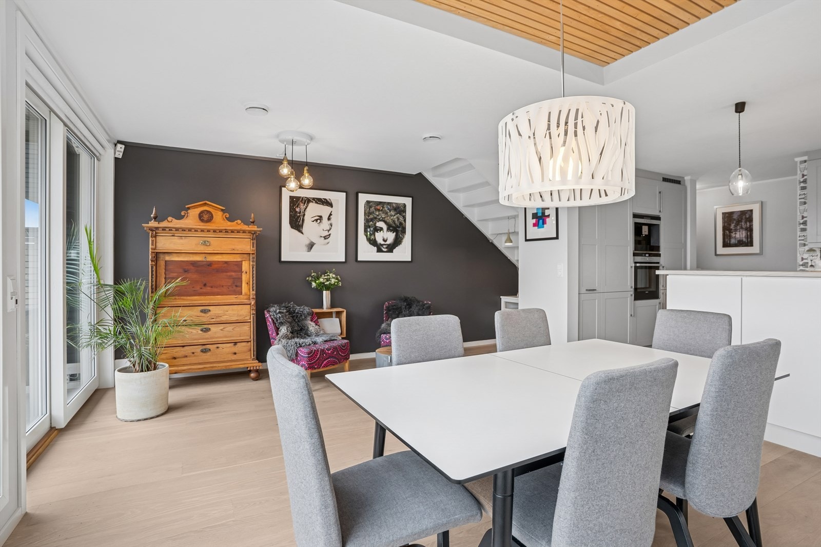 Åpen løsning mellom spisestue og kjøkken. Galleribilde