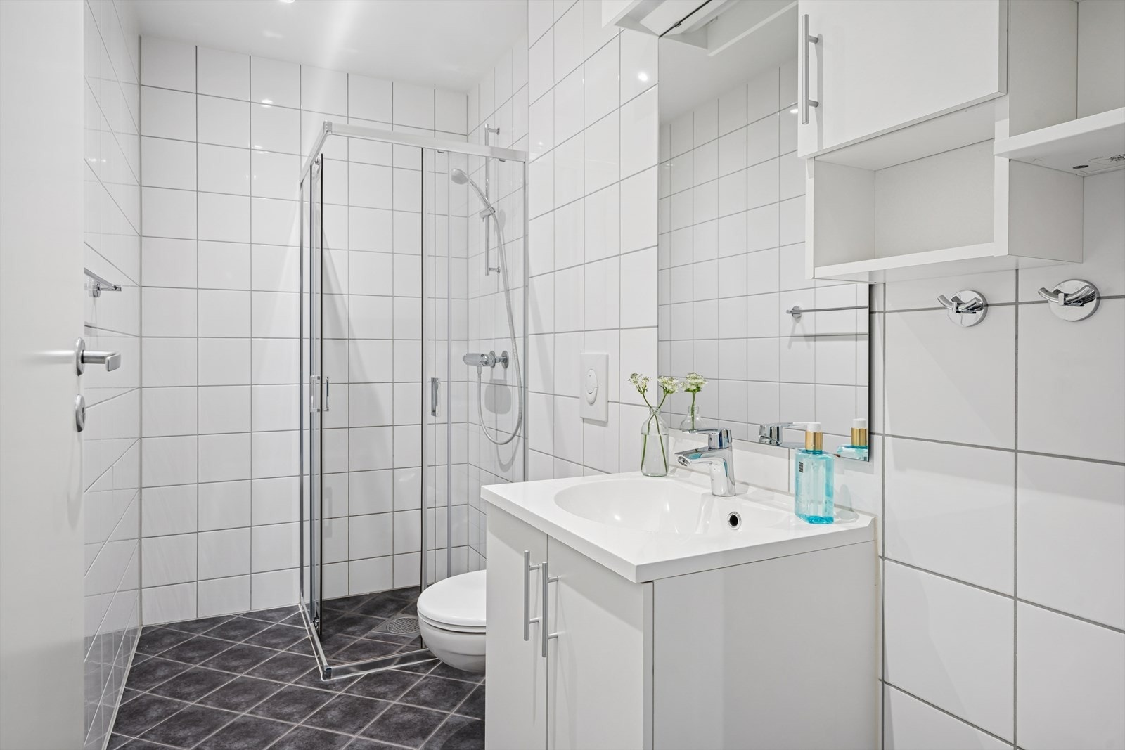 Badet i 3. etasje har moderne innredning og waterguard montert under toalett. Galleribilde