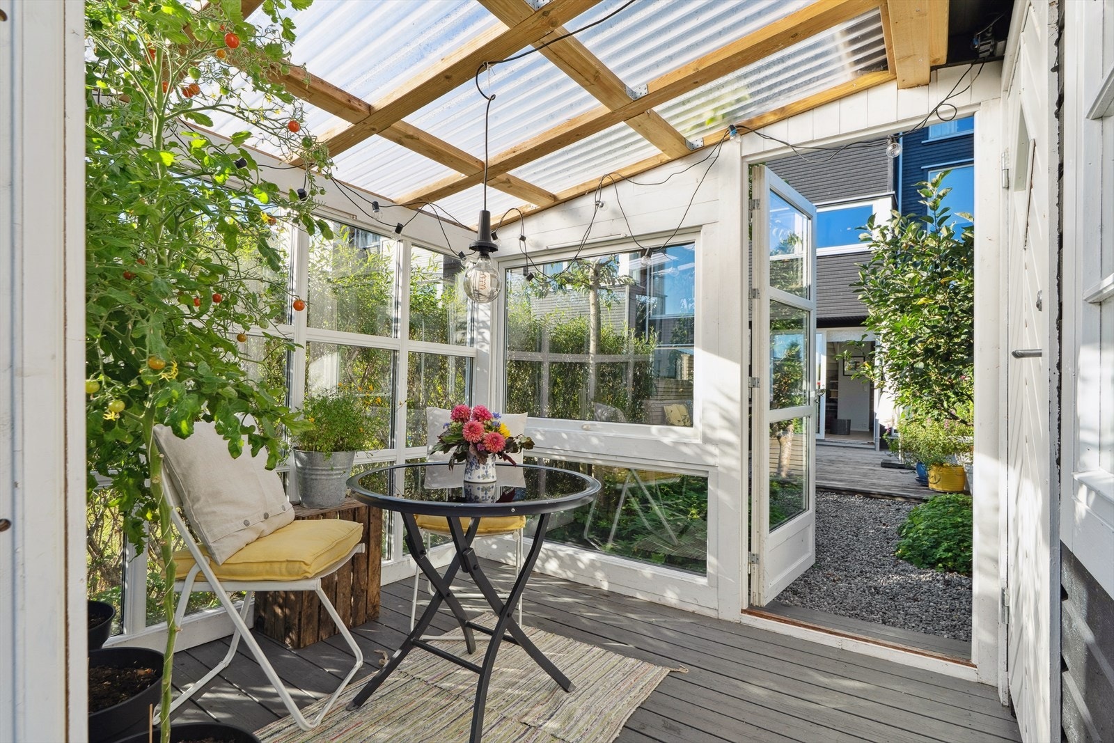 Bod og utestue/drivhus. I bakre del av hagen er det sol fra morgen til ettermiddag. Galleribilde