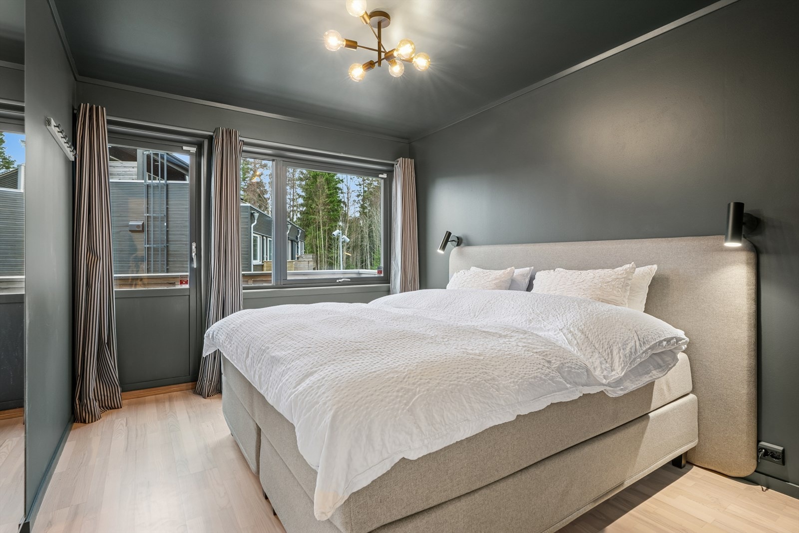 Hovedsoverom med god plass til dobbeltseng, nattbord, garderobe og utgang til balkong. Galleribilde