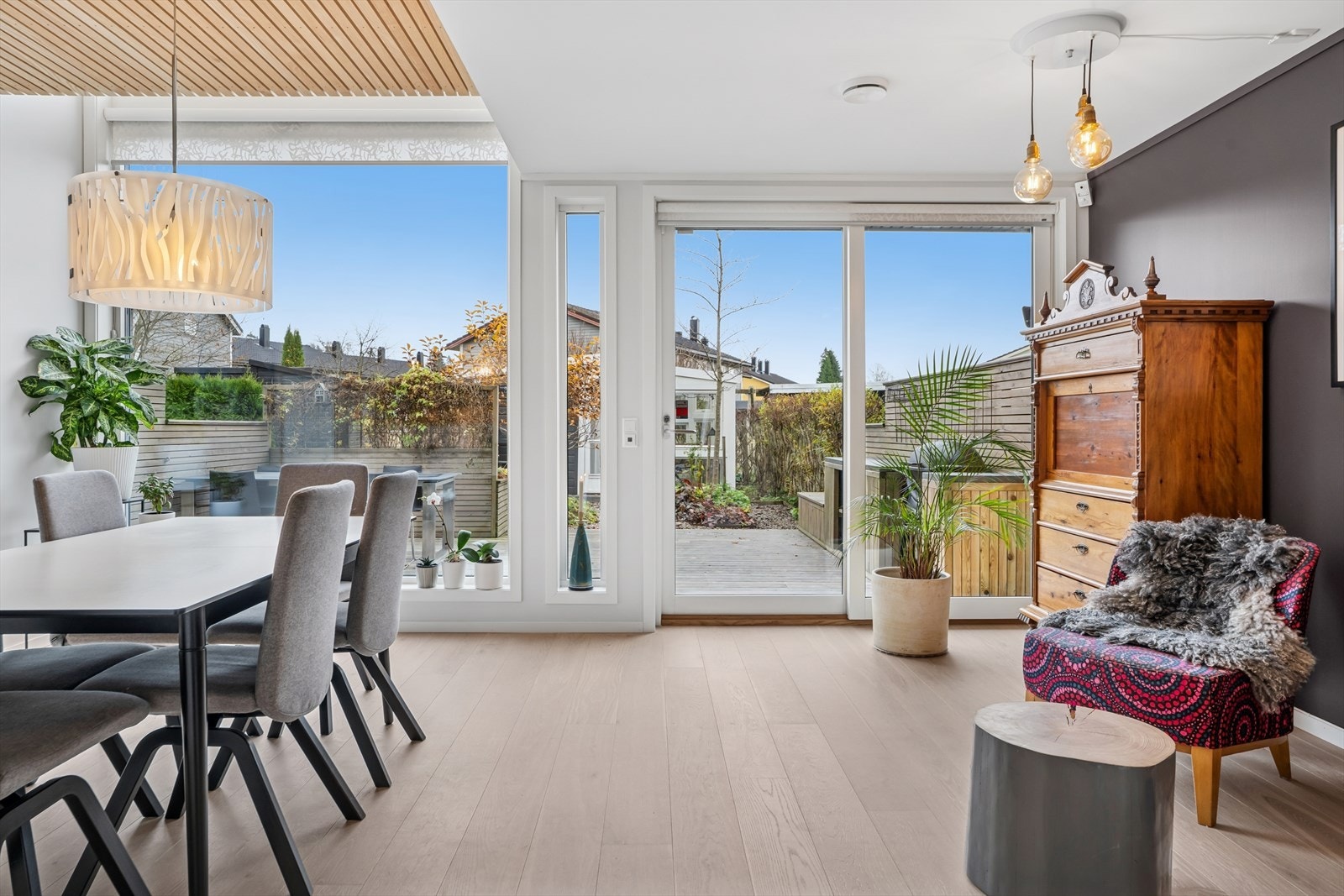 Fra stuen er det utgang til markterrasse og hage. Galleribilde