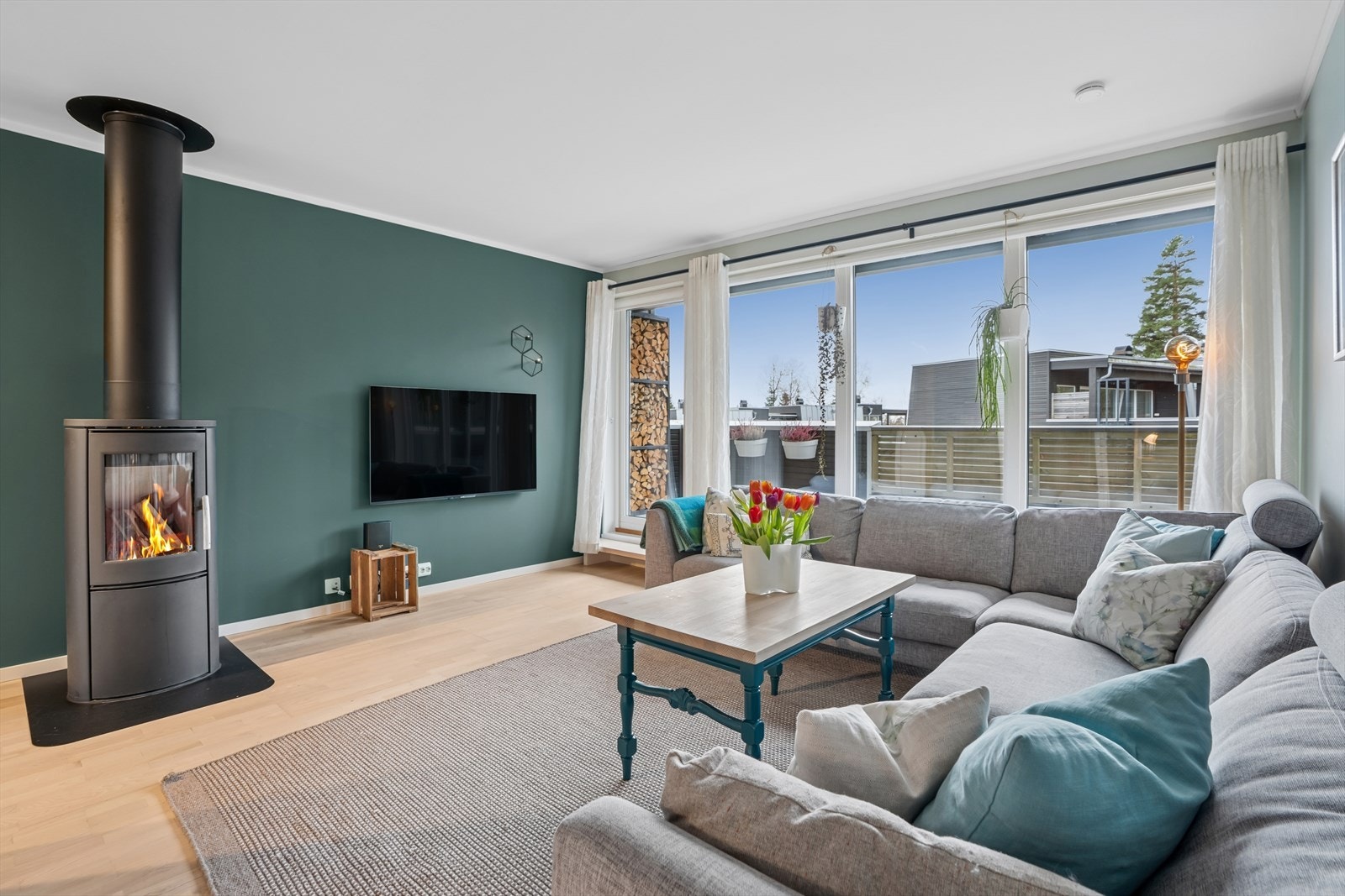 Store vindusflater, parkett og moderne farger gir et lyst og trivelig rom. Galleribilde