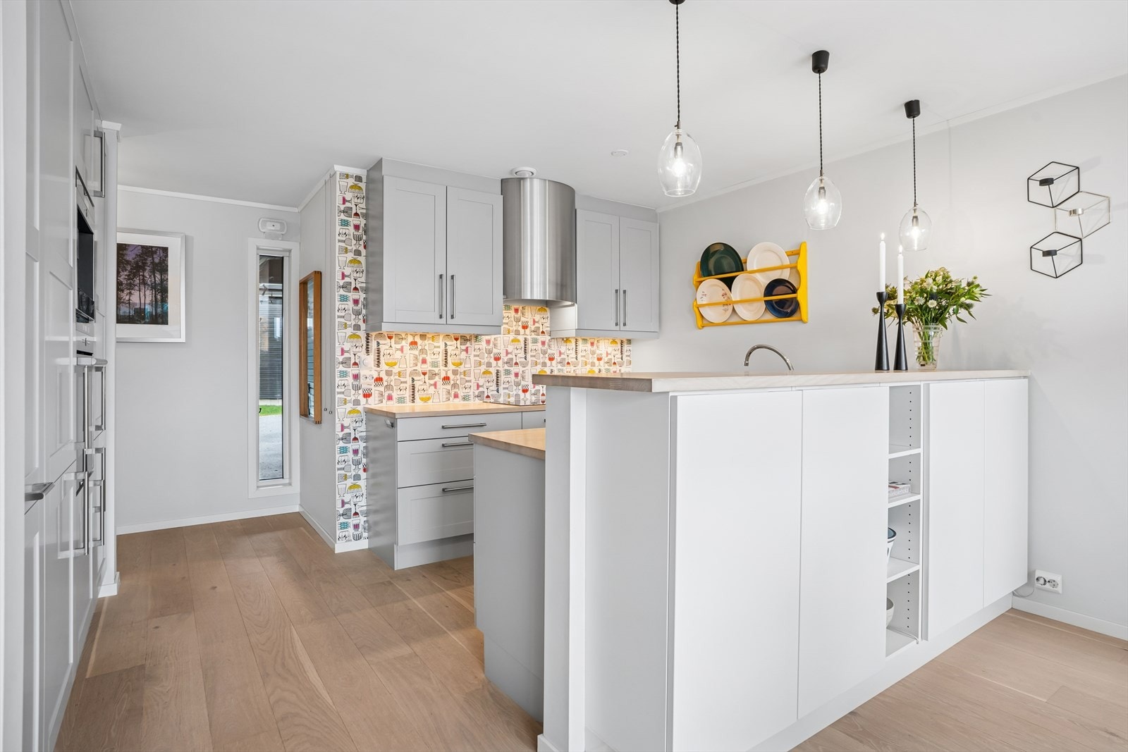 Stilrent kjøkken med heltre benkeplate, profilerte fronter og integrerte hvitevarer. Galleribilde