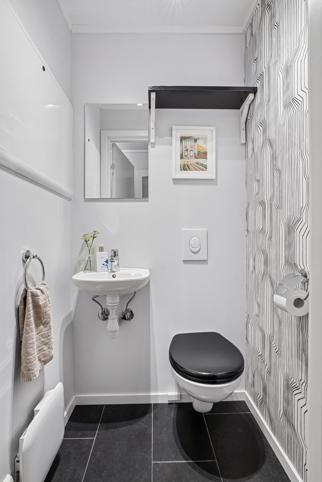 Toalettet i første etasje er praktisk plassert rett ved entreen. Galleribilde