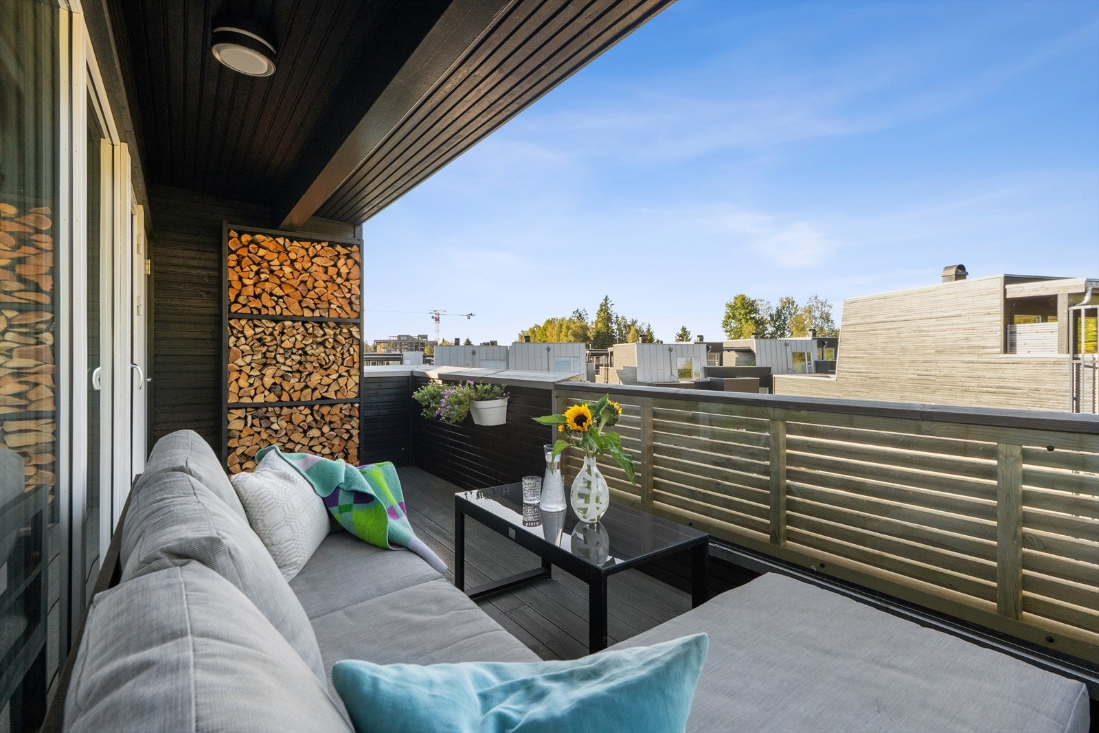 På toppen er det en flott takterrasse med sol fra ca 13:00 til 20:00. Galleribilde