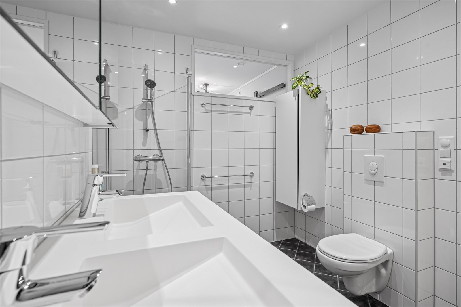 Badet i 2. etasje har dusjhjørne med innfellbare dusjvegger og vegghengt toalett. Galleribilde