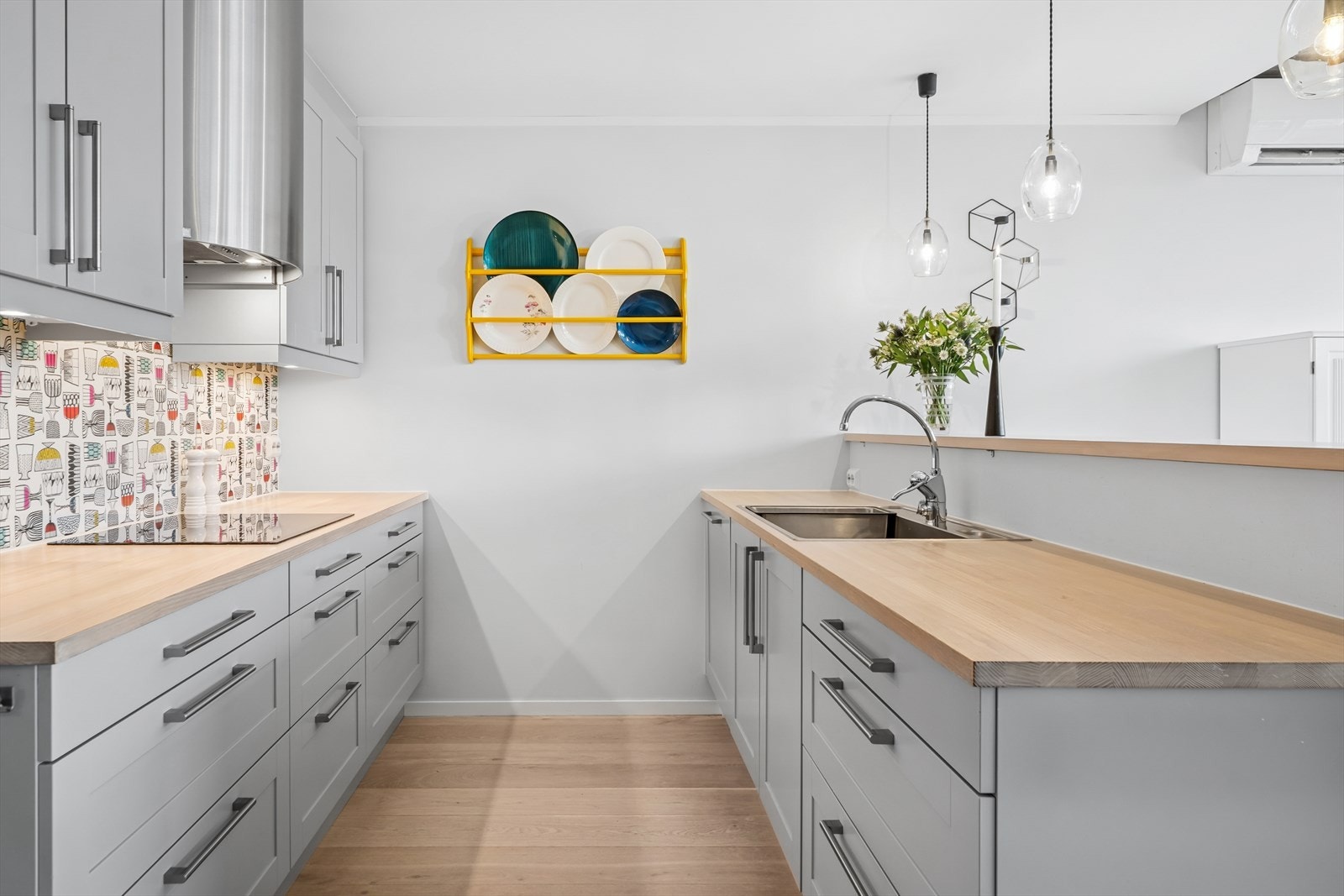 Kjøkkenet har godt med skap- og benkeplass. Galleribilde