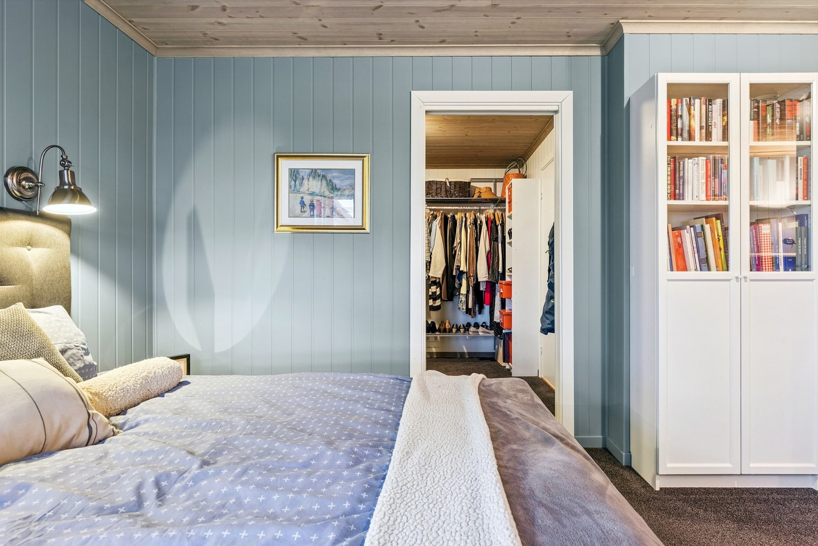 Garderoben har også tilgang fra hovedbadet, noe som skaper en praktisk privat sone. Galleribilde