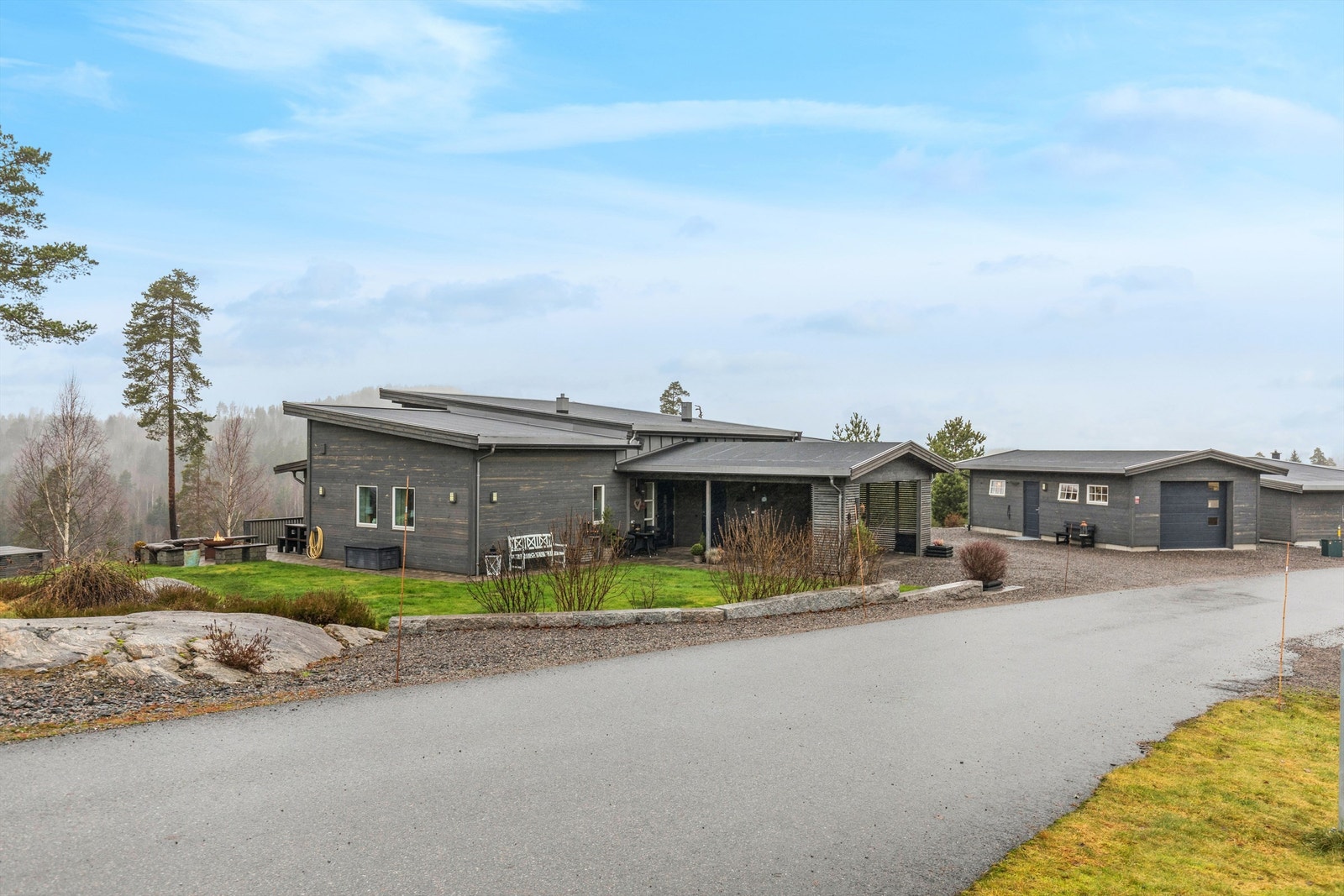 Eiendommen byr på en god variasjon av opparbeidet hage og naturtomt. Galleribilde