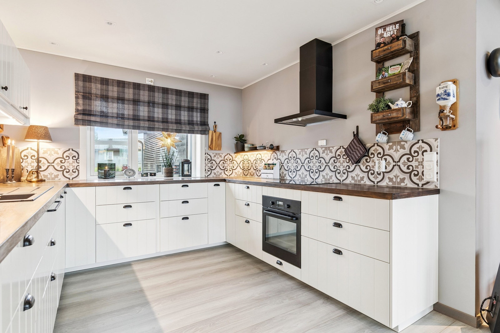 Moderne hesteskoformet kjøkkeninnredning med profilerte fronter og integrerte hvitevarer. Galleribilde