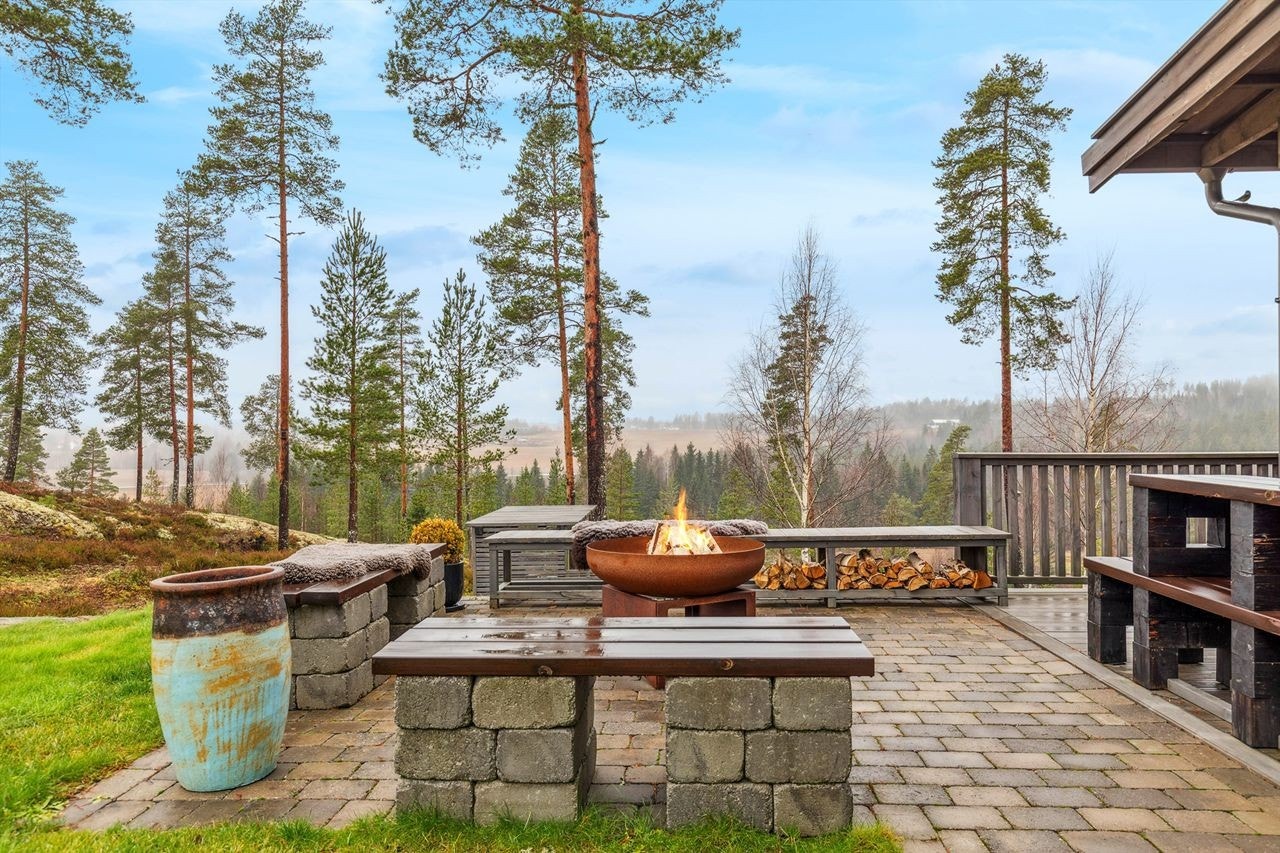 En hyggelig uteplass med bålpanne, tilrettelagt for sosiale samlinger. Galleribilde