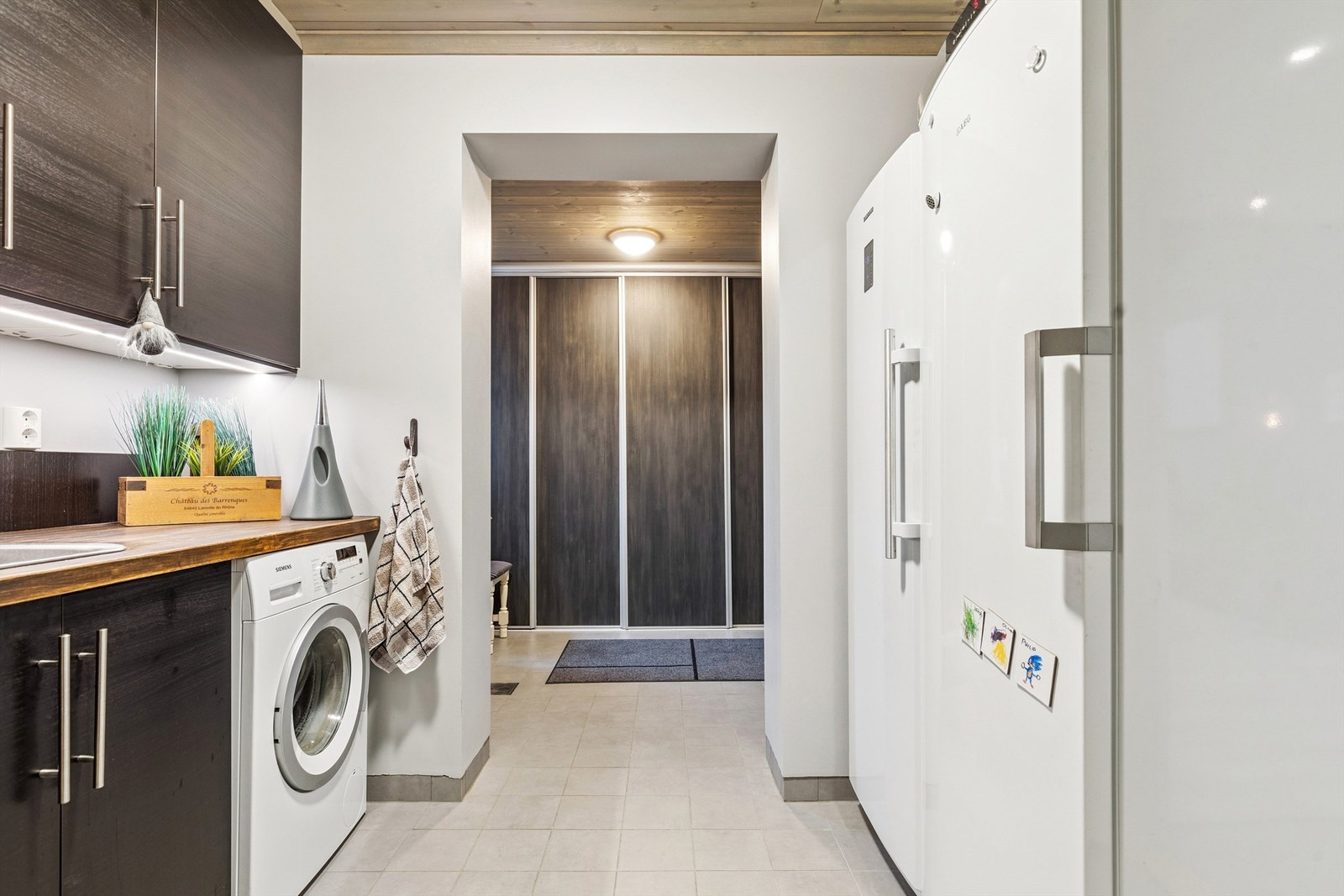 Vaskerommet inneholder en stor garderobe i forbindelse med bientréen. Galleribilde