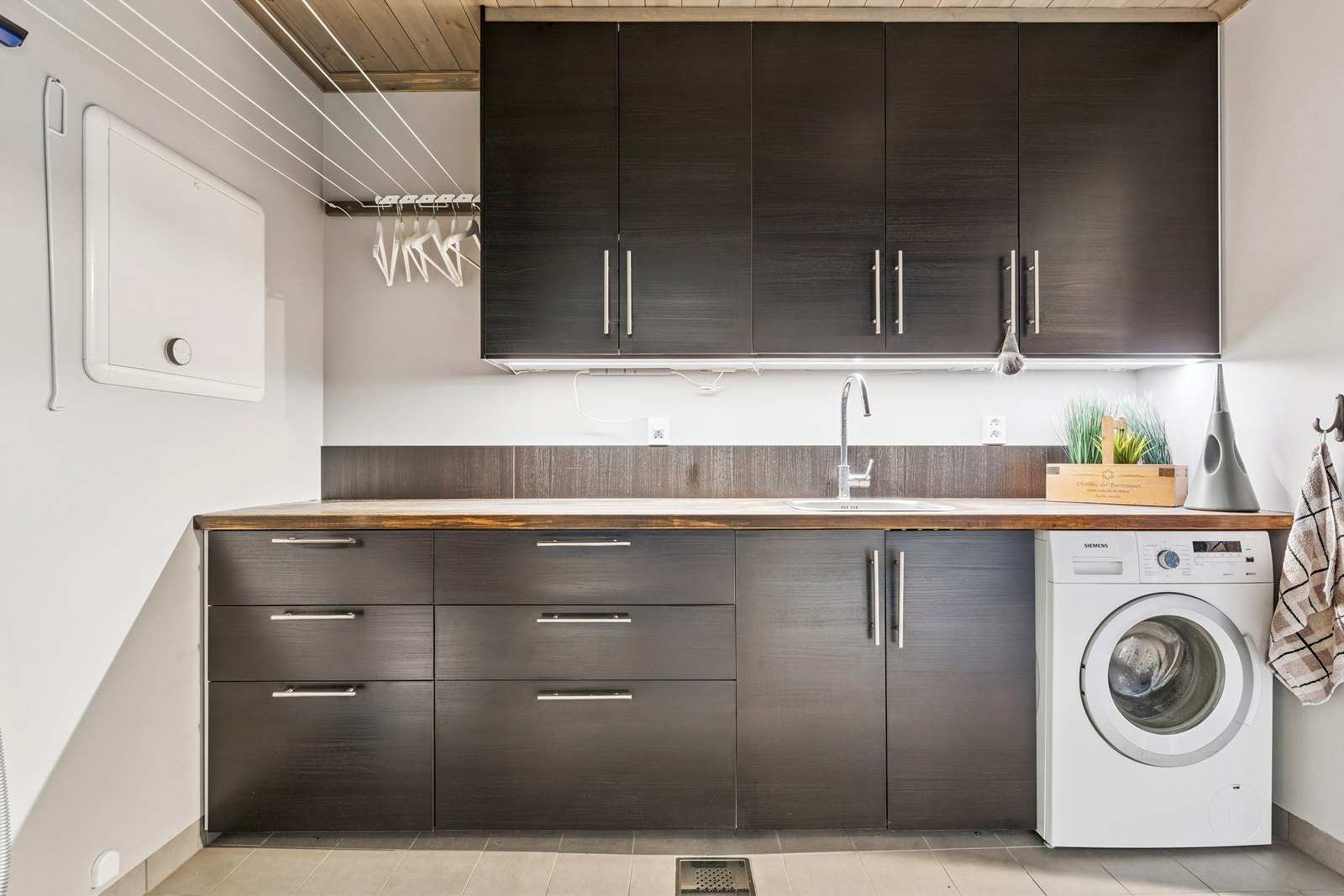 Det funksjonelle vaskerommet fungerer også som en bientré til boligen. Galleribilde