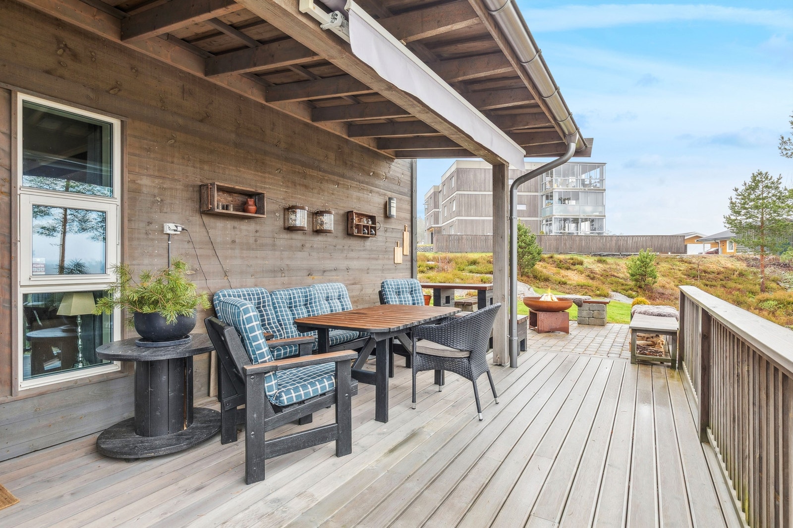 Omtrent 12 m² av terrassen er overbygget, noe som gir ly for vær og vind. Galleribilde