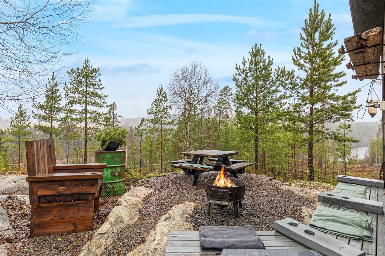 Utenfor utestuen er det en platting på 10 m² og et vedlager. Galleribilde