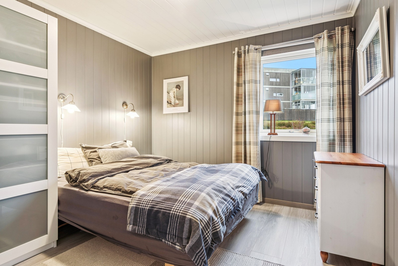 De to øvrige soverommene har laminat på gulv og MDF-panel på veggene. Galleribilde