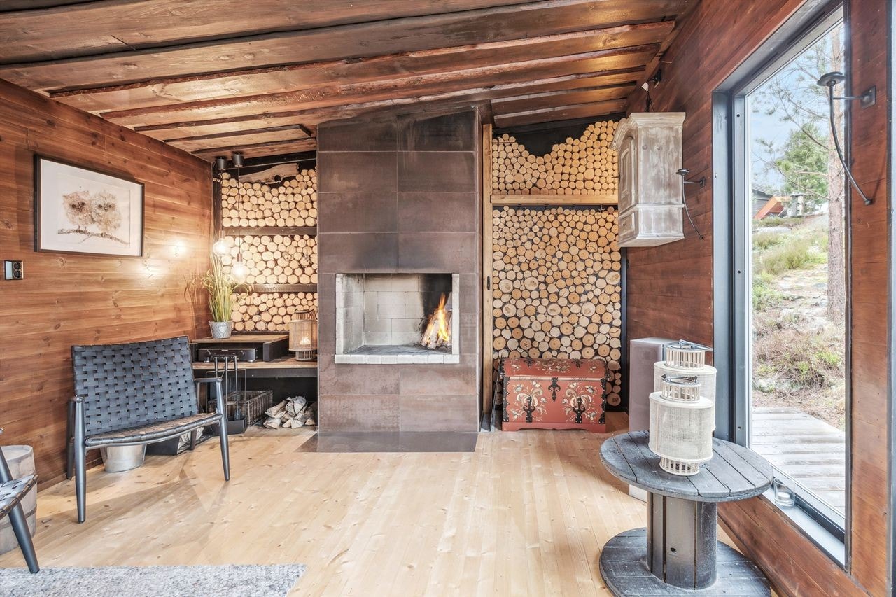 En plassmurt peis gjør utestuen til et hyggelig oppholdssted året rundt. Galleribilde