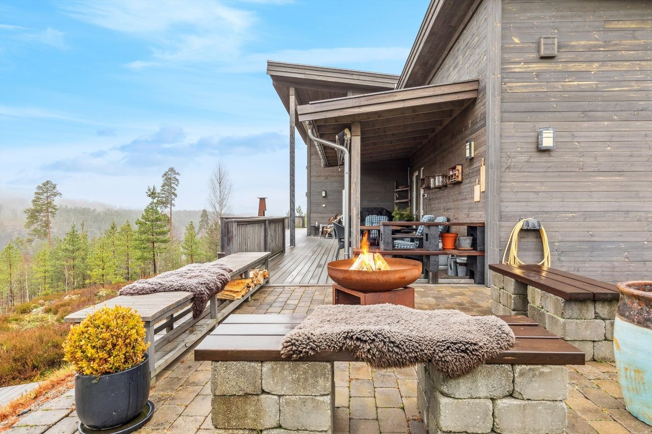 Moderne enebolig fra 2018 med flere gjennomtenkte uteplasser og en isolert garasje på 39 m² med hobbyrom. Galleribilde