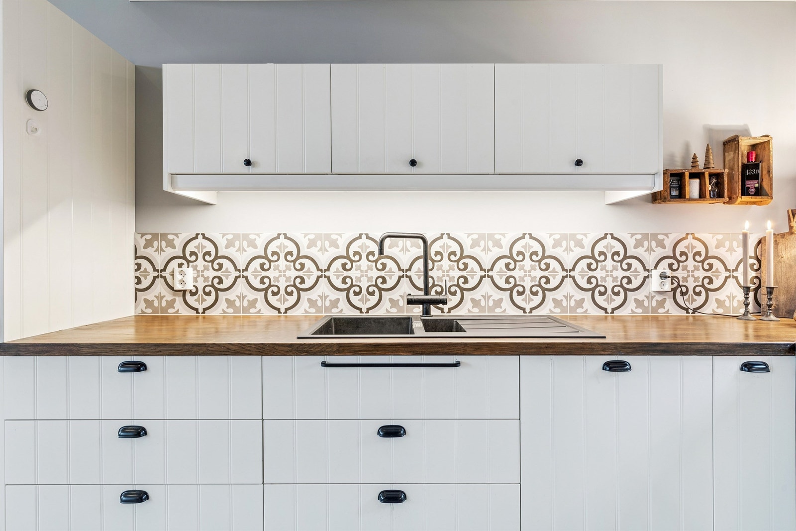 Kjøkkenet har benkeplate i tre med nedfelt dobbel kum i kompositt. Galleribilde