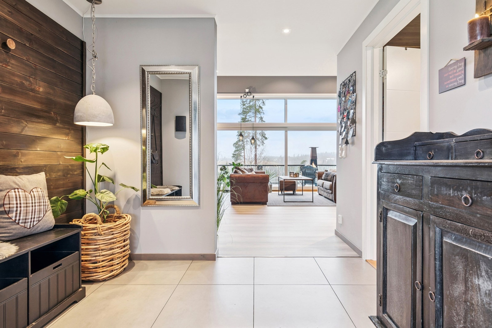 Fra hallen er det direkte innsyn til det åpne stuearealet med store vindusflater. Galleribilde