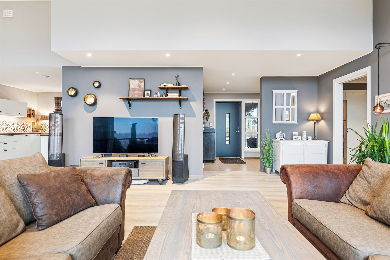 Den åpne planløsningen binder stue og kjøkken sammen til en sosial sone. Galleribilde